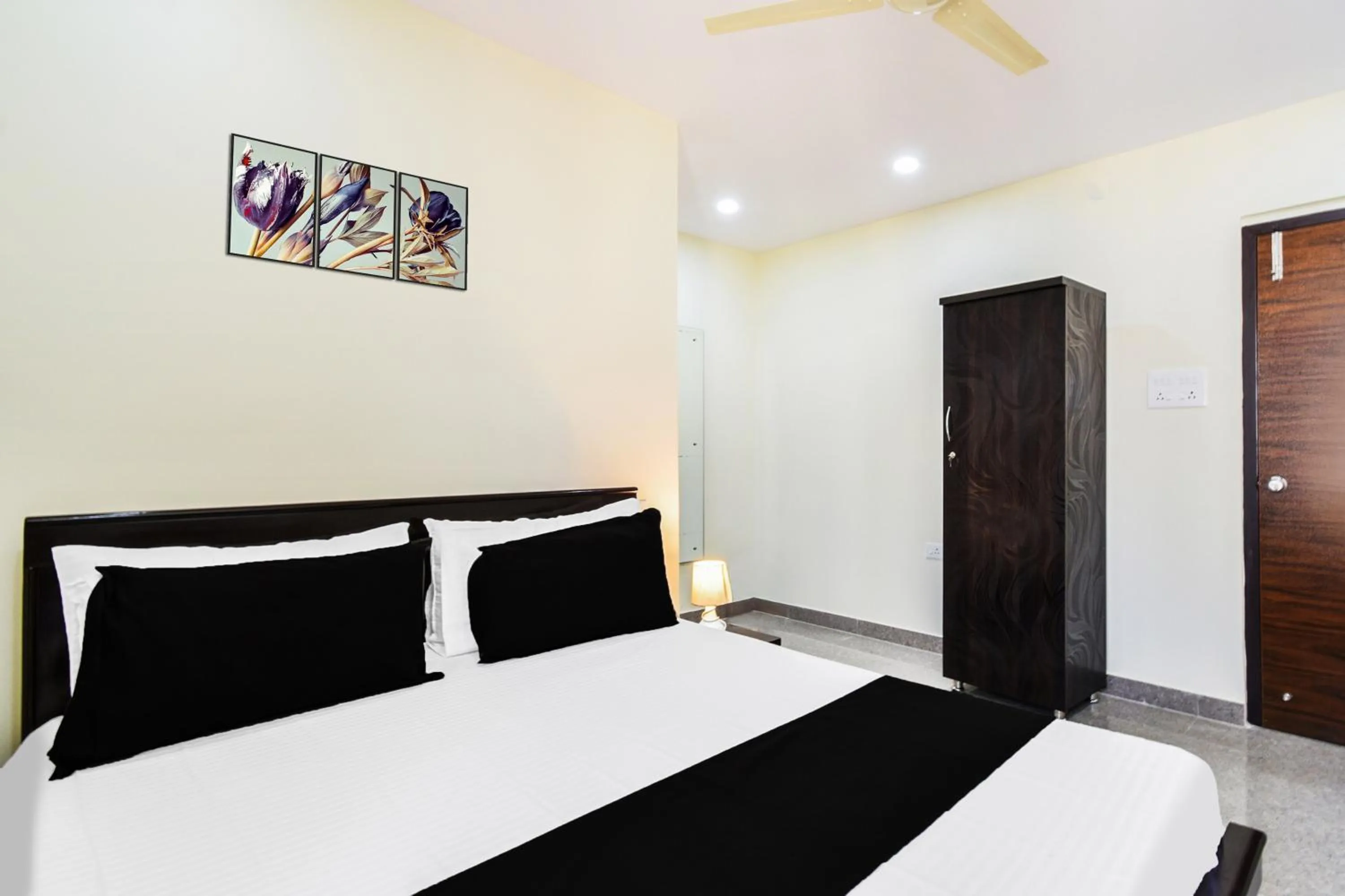 Bedroom in Hotel O Tripura Grand (Near Nexus Mall)