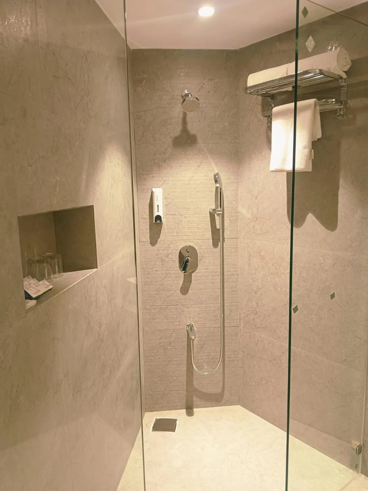Shower in Orient Beacon Resort, Panchgani