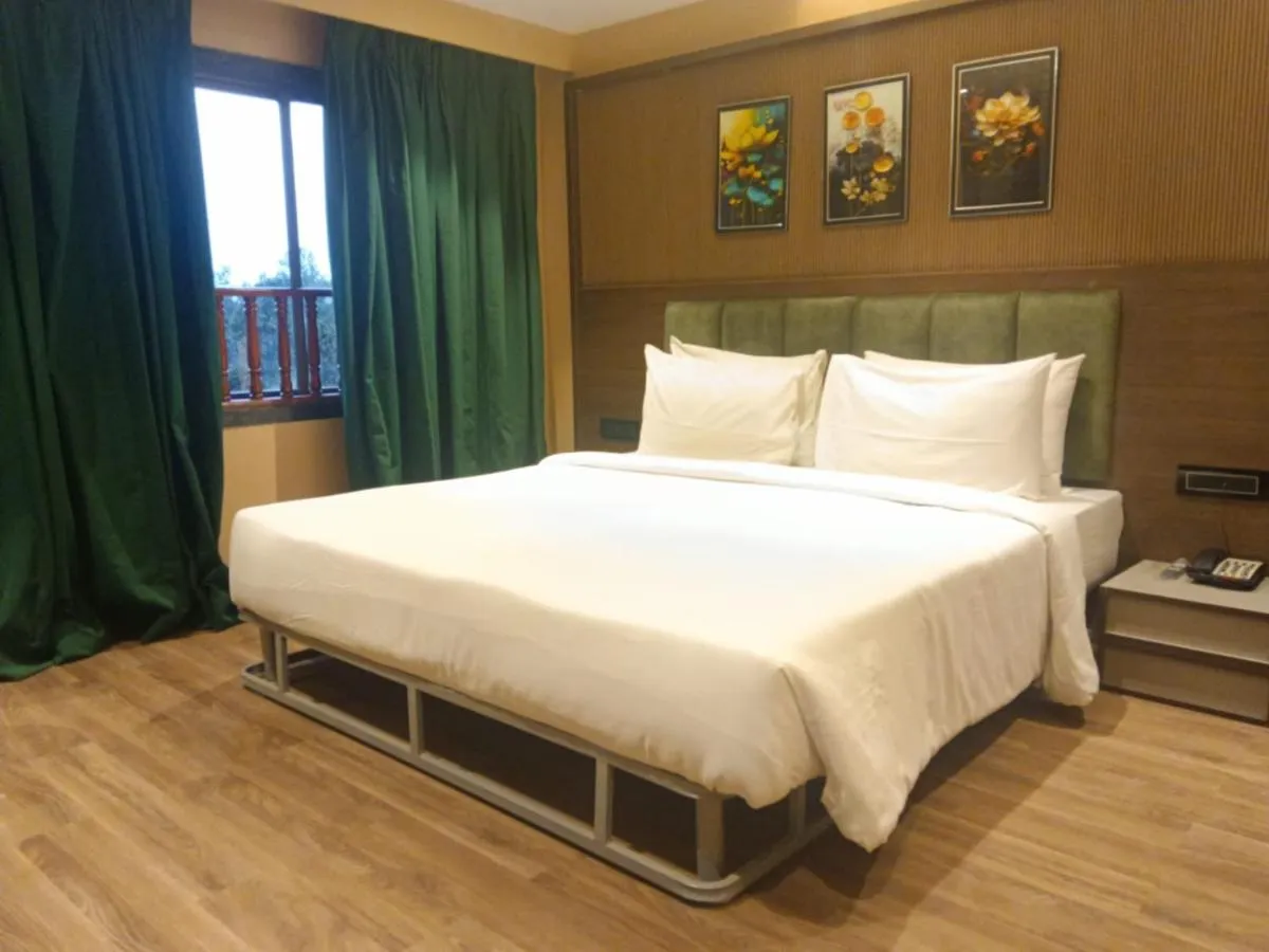 Bedroom, Bed in Orient Beacon Resort, Panchgani