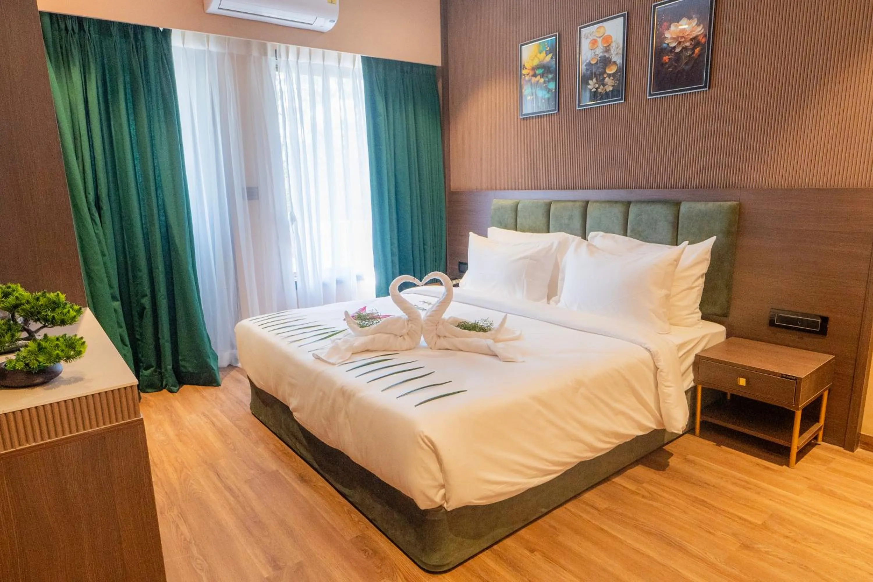 Bed in Orient Beacon Resort, Panchgani