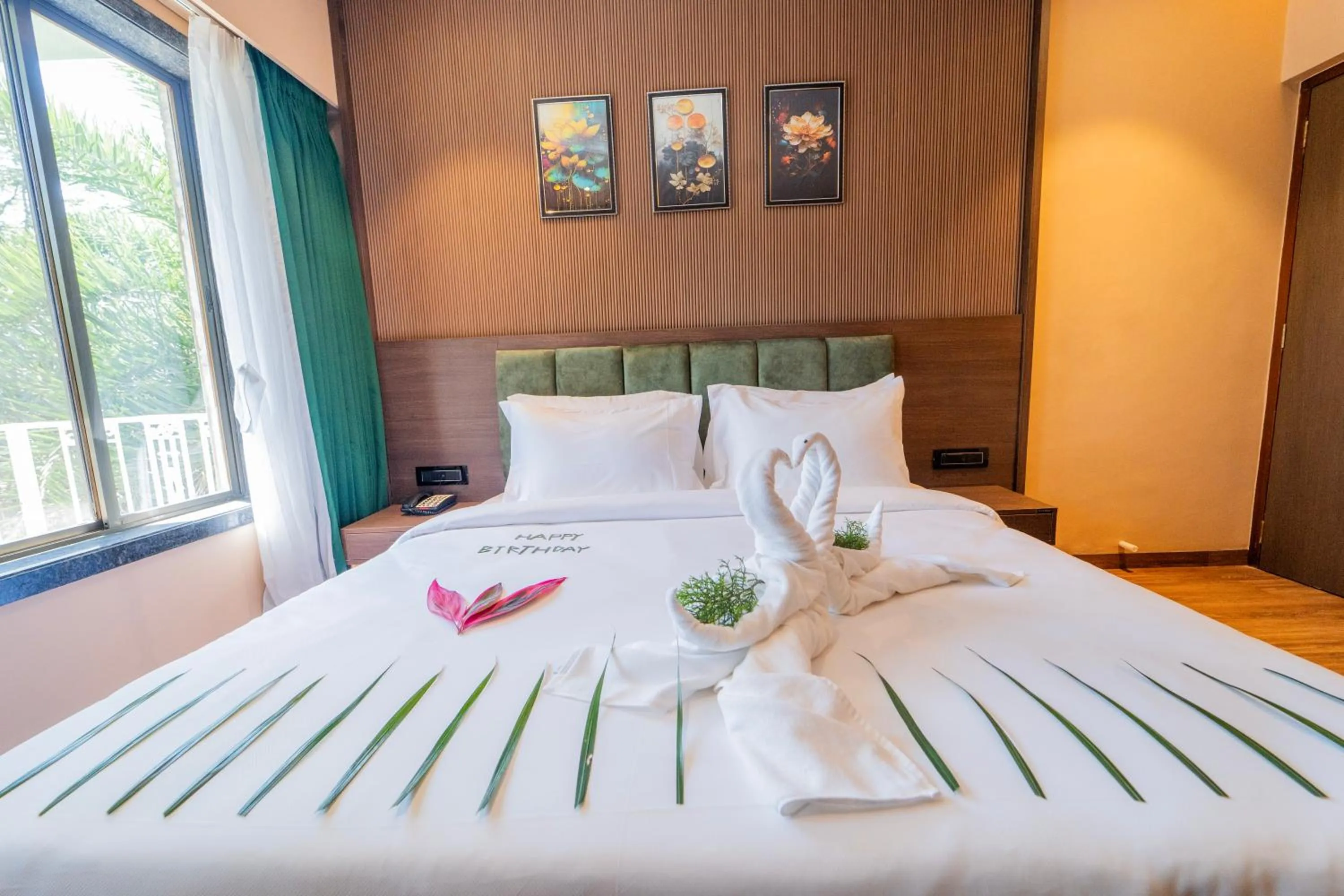 Bedroom, Bed in Orient Beacon Resort, Panchgani