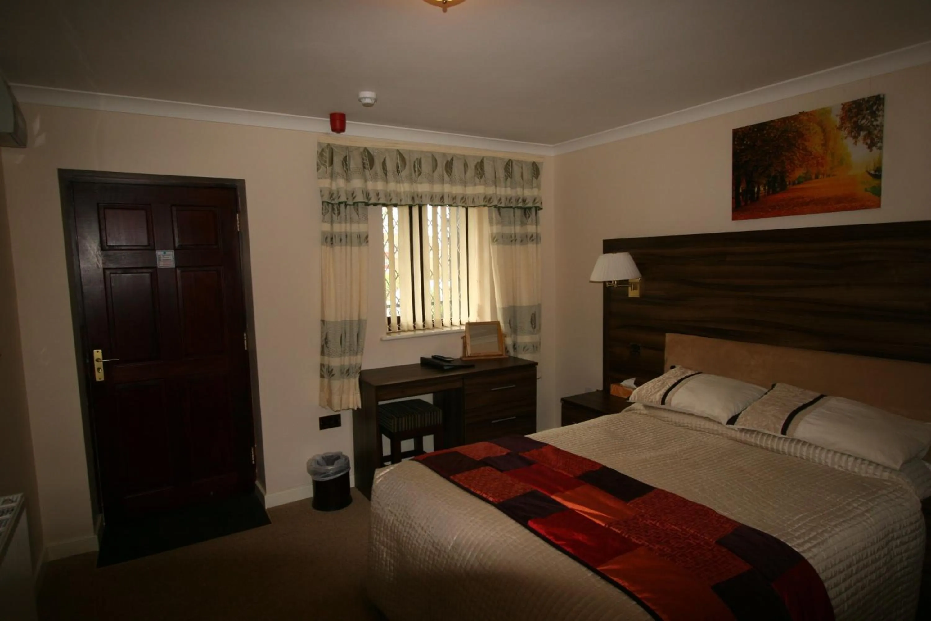 Photo of the whole room, Bed in The Plough Inn
