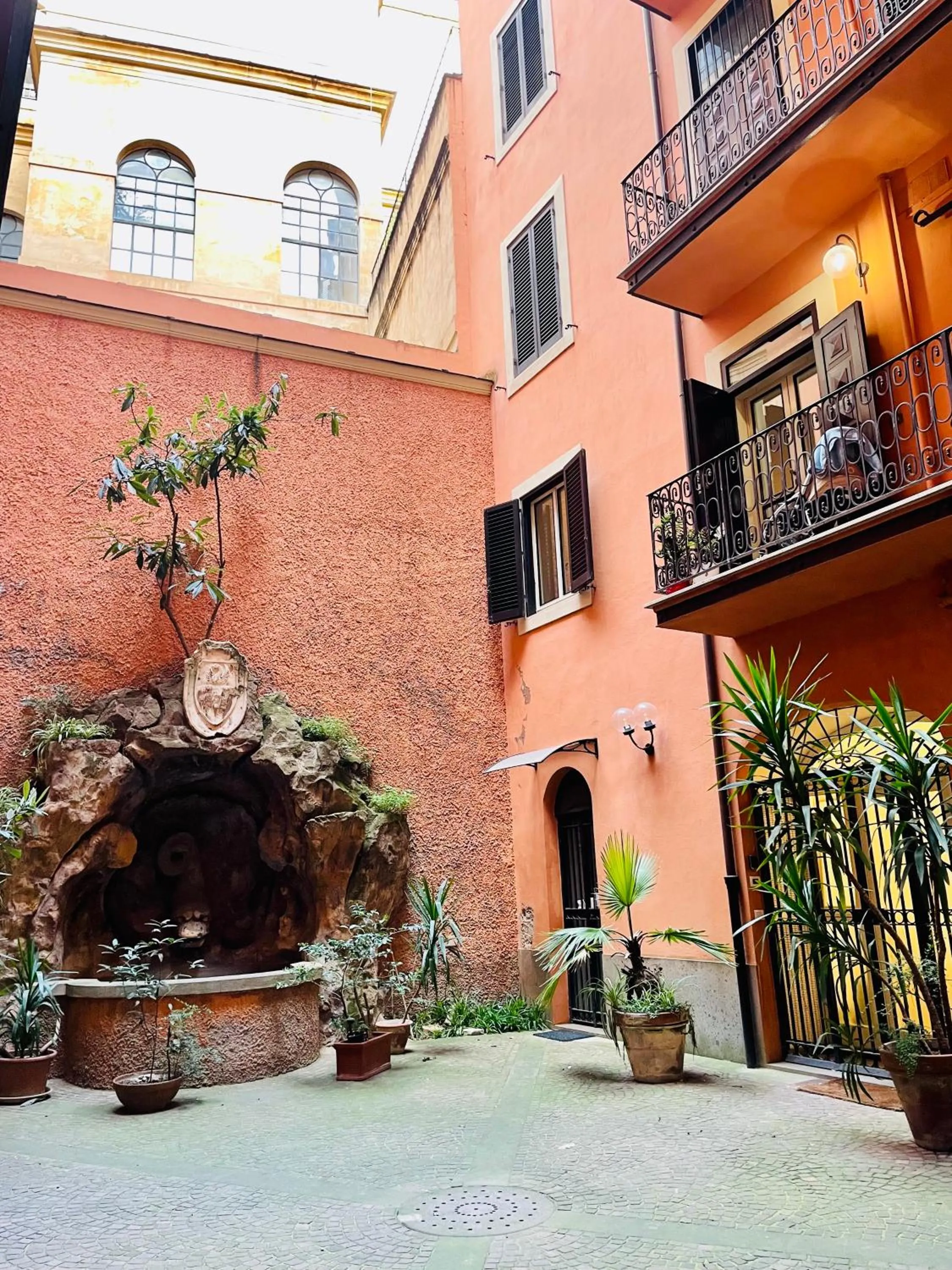 Inner courtyard view in Martina al Colosseo