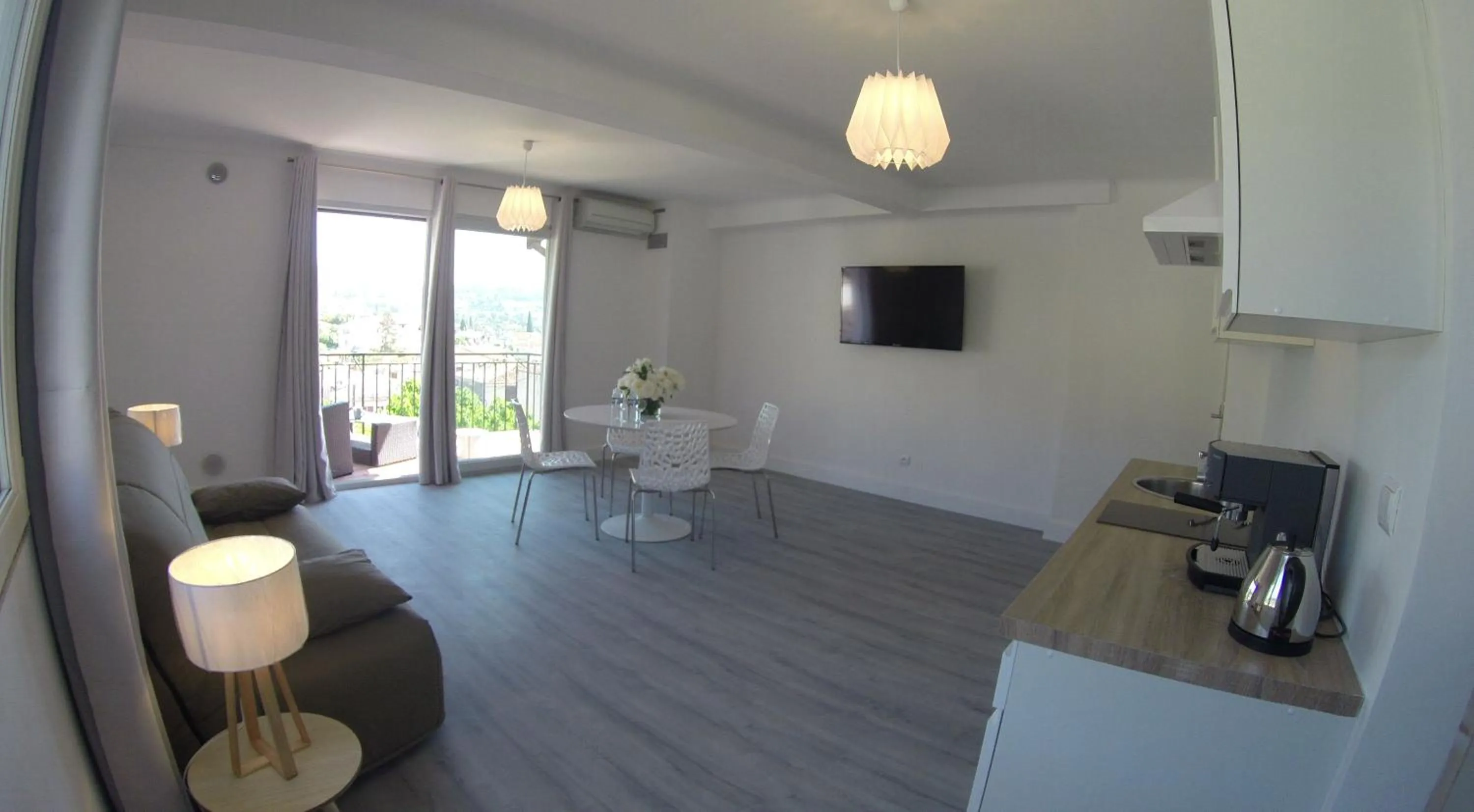 Coffee/tea facilities in Maison Carles BnB