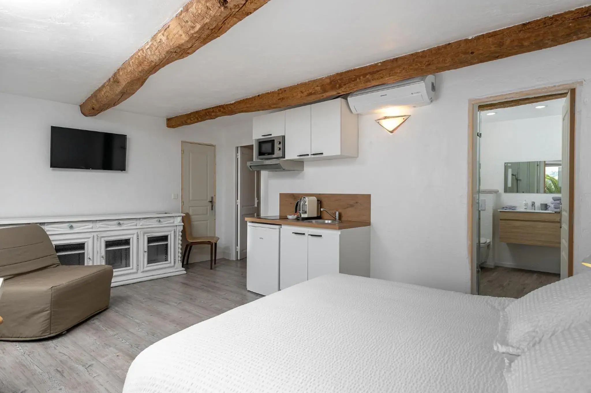 TV and multimedia, Bed in Maison Carles BnB TV and multimedia, Bed in Maison Carles BnB