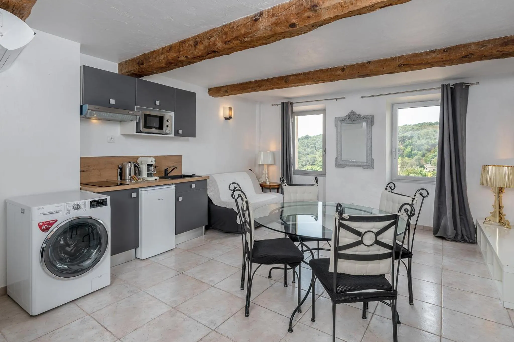 Kitchen or kitchenette in Maison Carles BnB