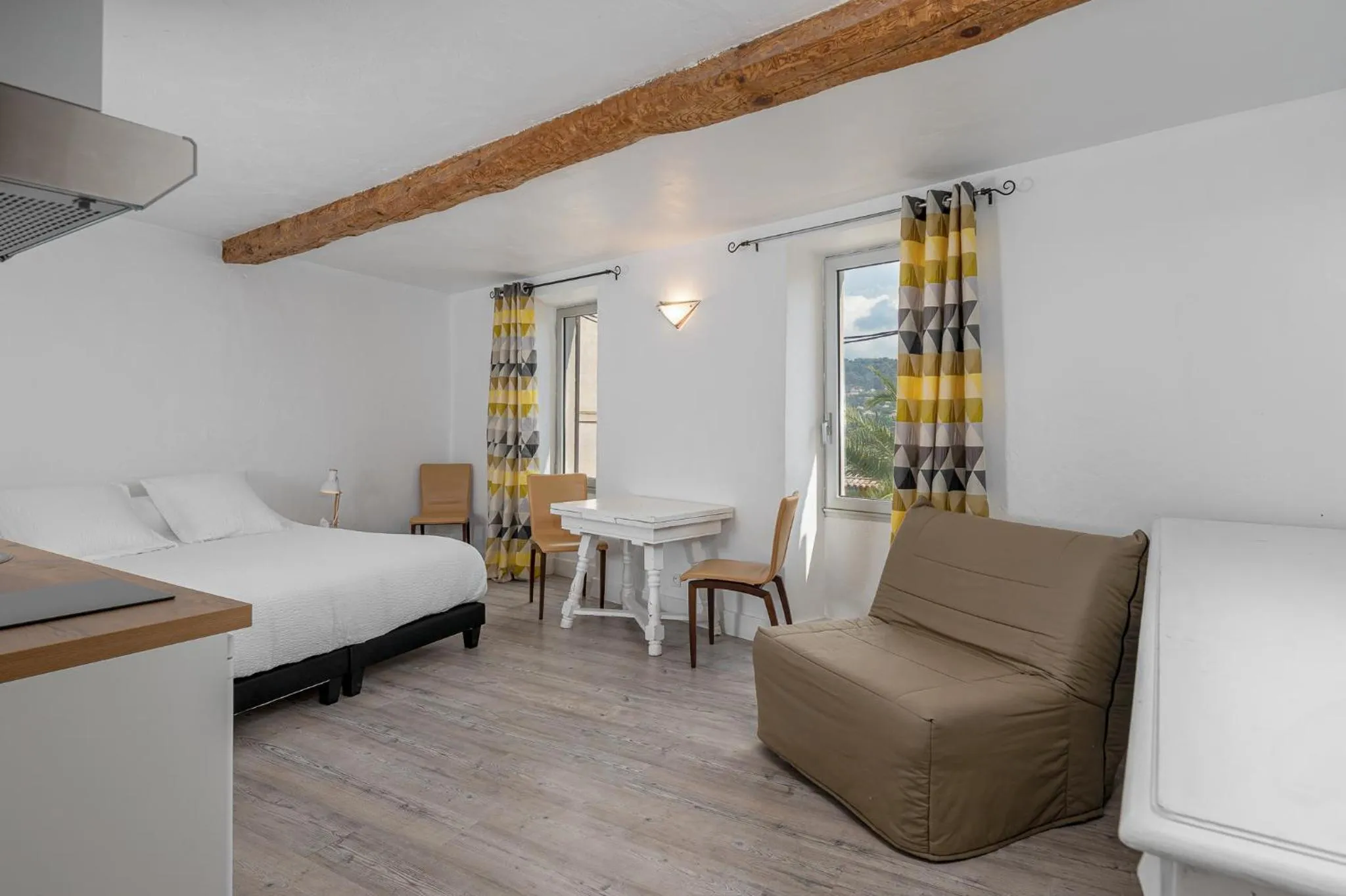 Living room, Bed in Maison Carles BnB