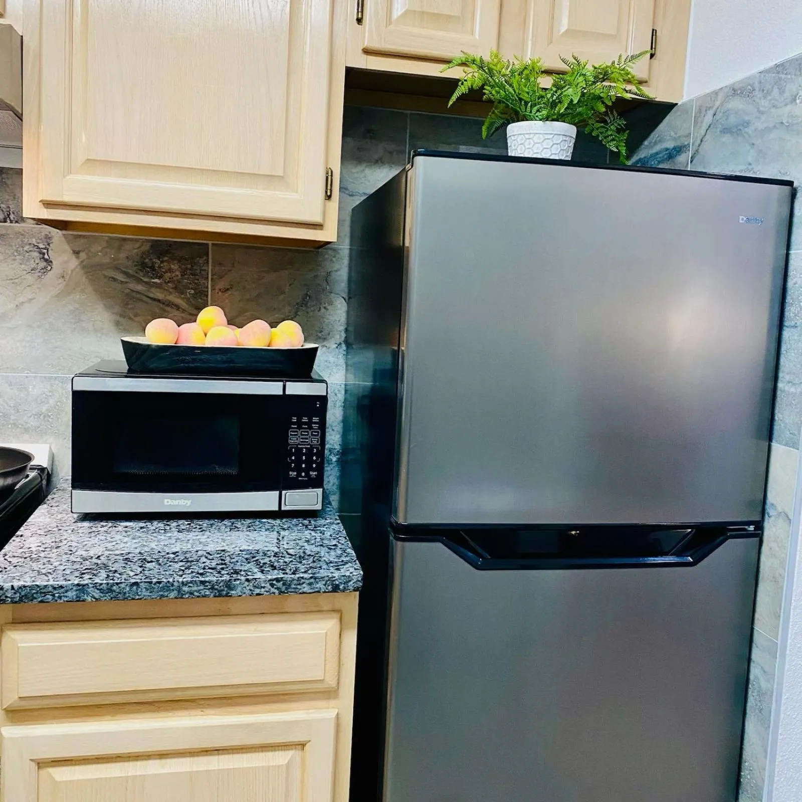Kitchen or kitchenette in B&J Hotels
