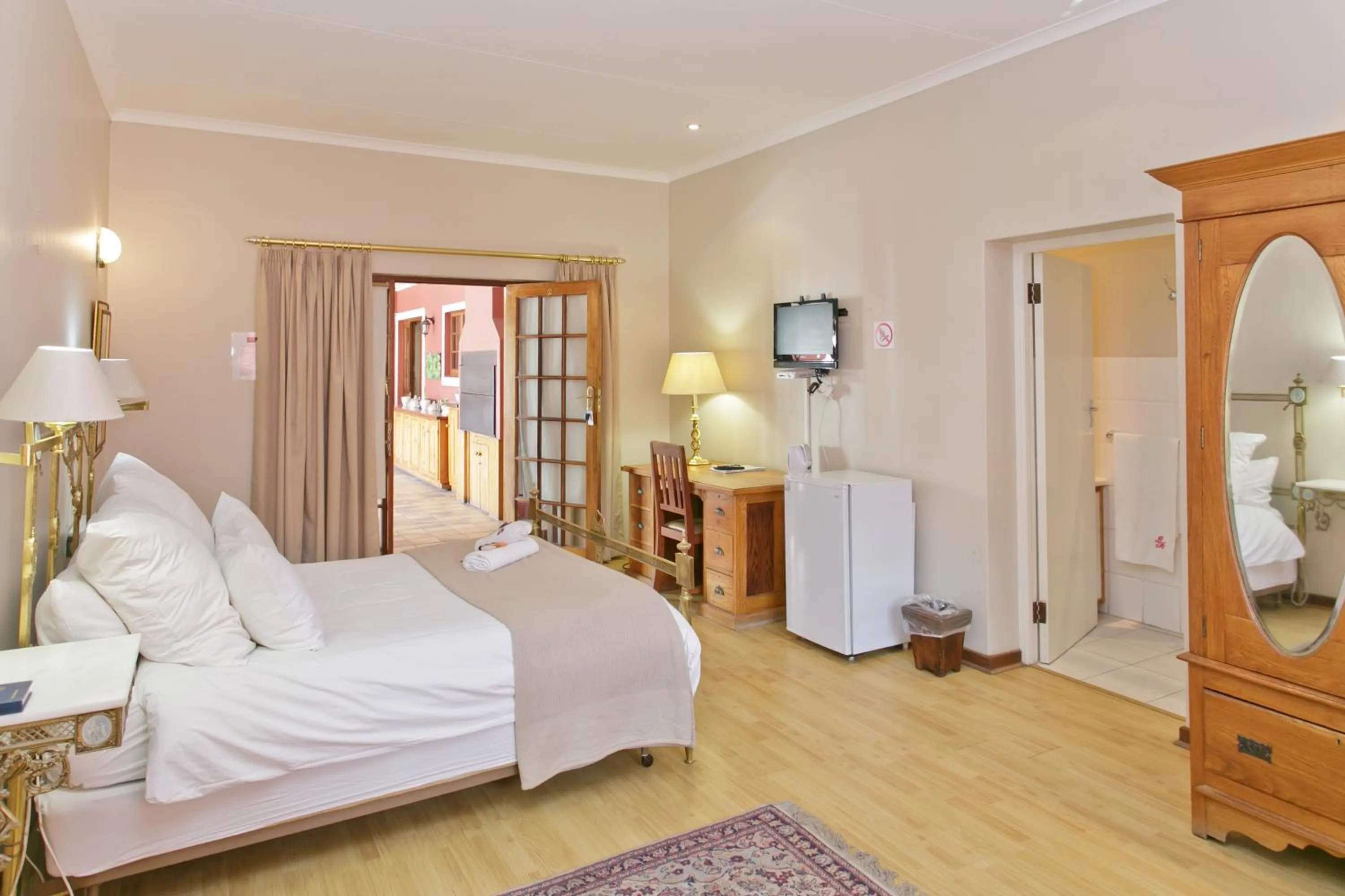 Photo of the whole room, Bed in Beaufort Manor Country Lodge