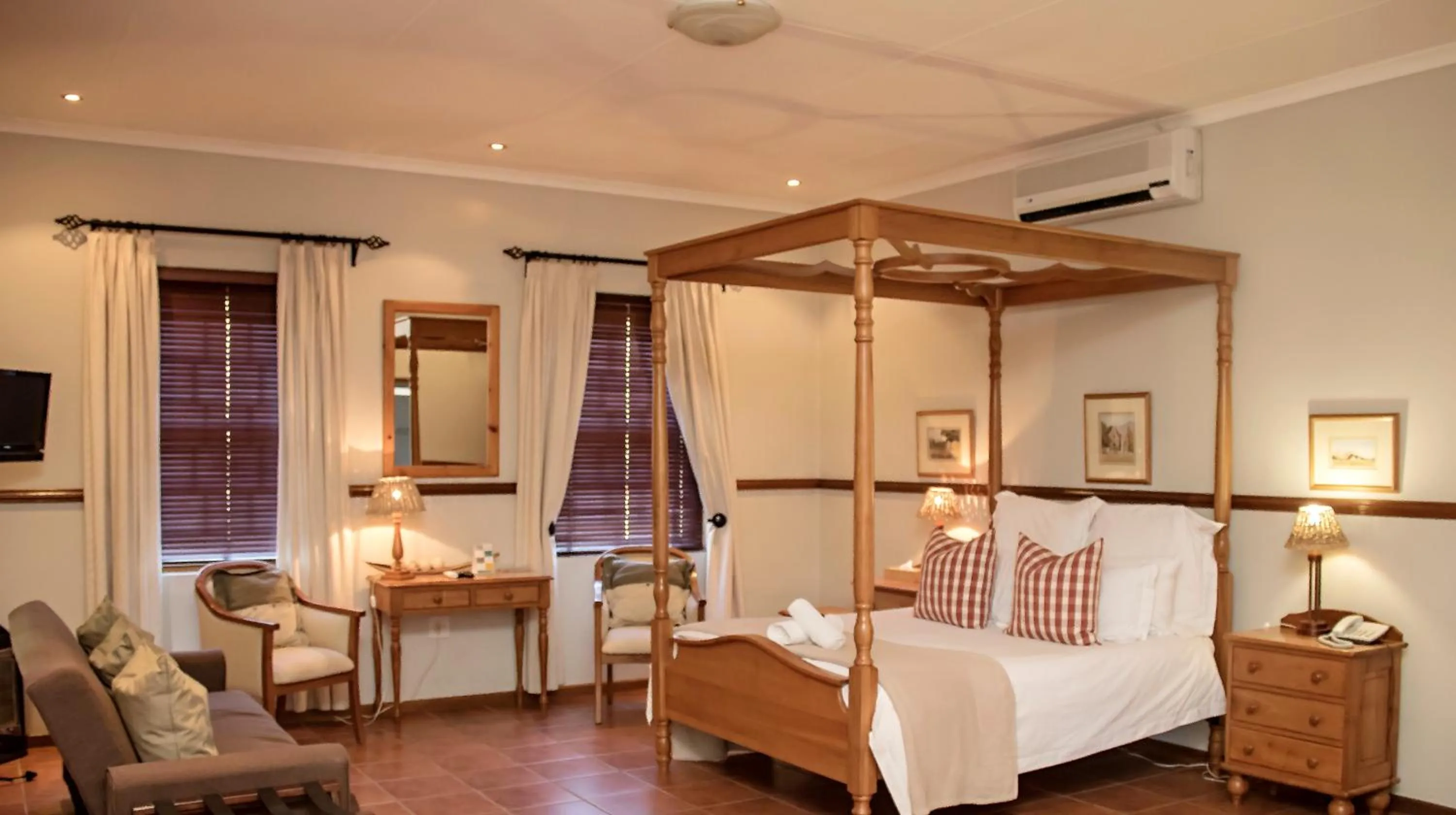 Photo of the whole room, Bed in Beaufort Manor Country Lodge