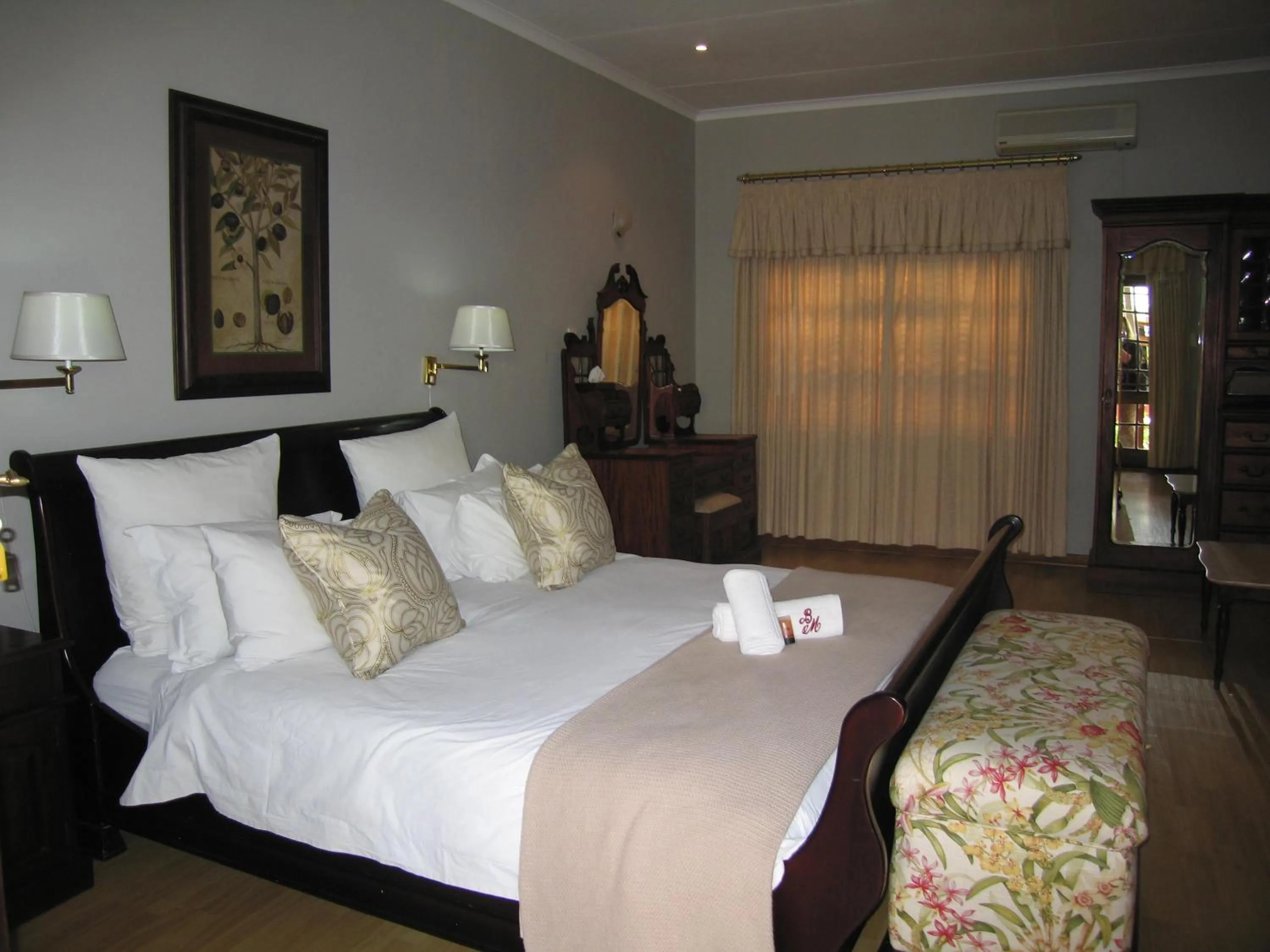 Photo of the whole room, Bed in Beaufort Manor Country Lodge