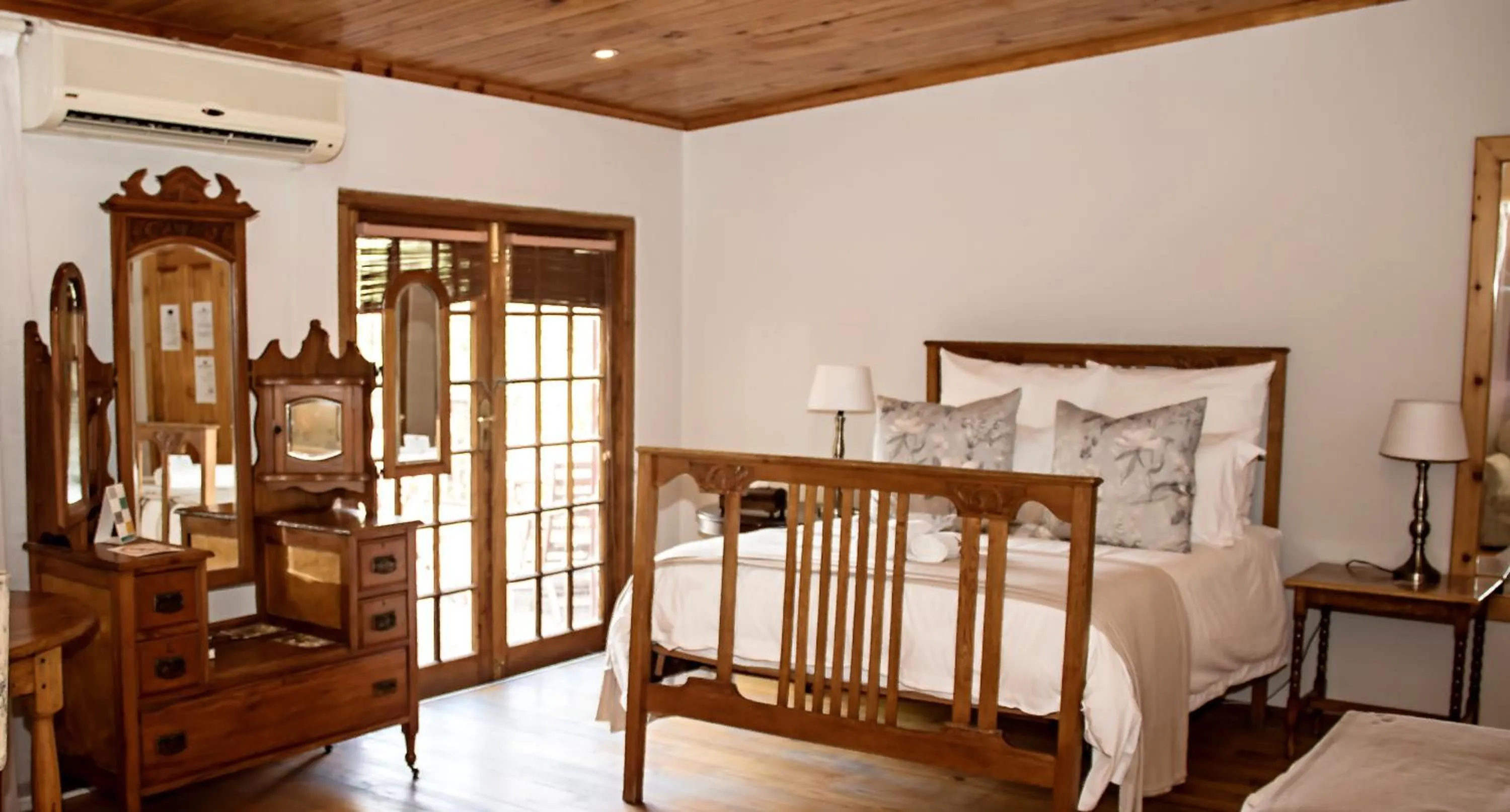 Bed in Beaufort Manor Country Lodge