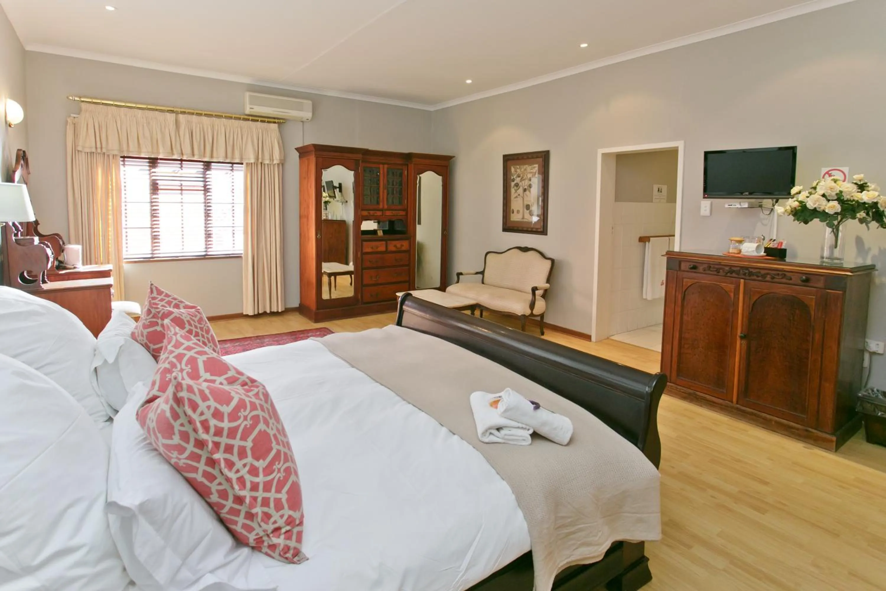 Bed in Beaufort Manor Country Lodge