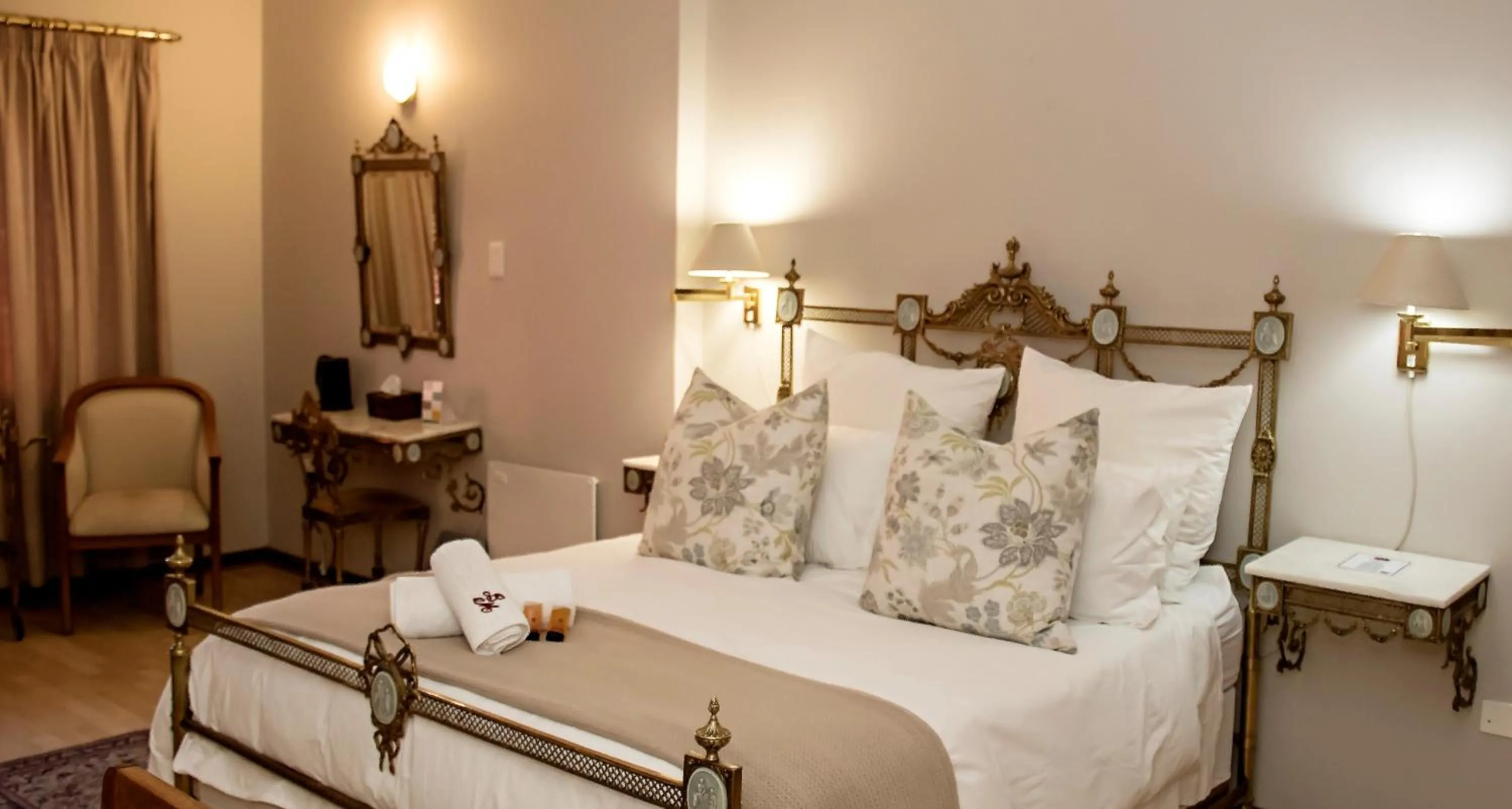 Bed in Beaufort Manor Country Lodge