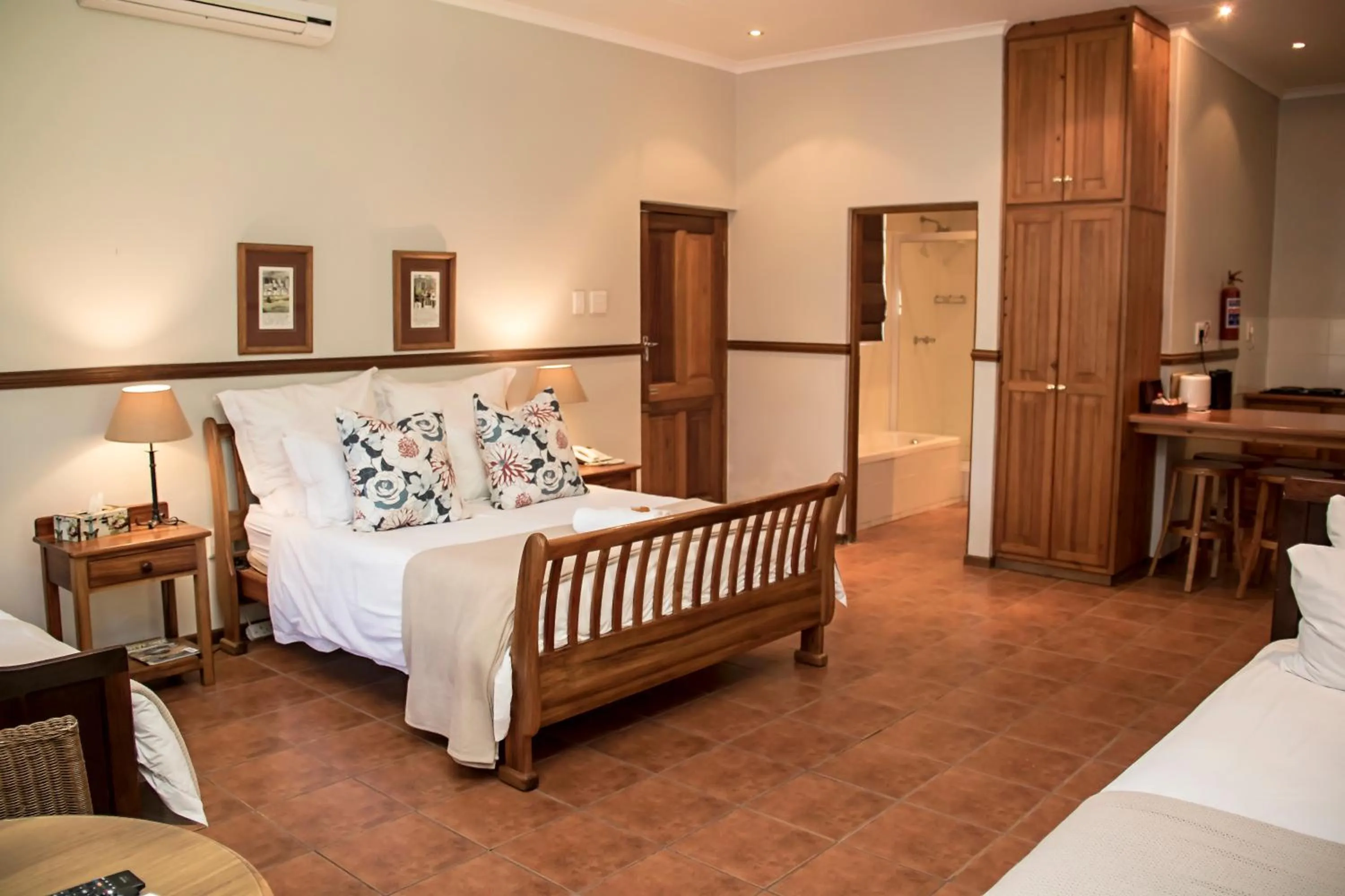 Bed in Beaufort Manor Country Lodge