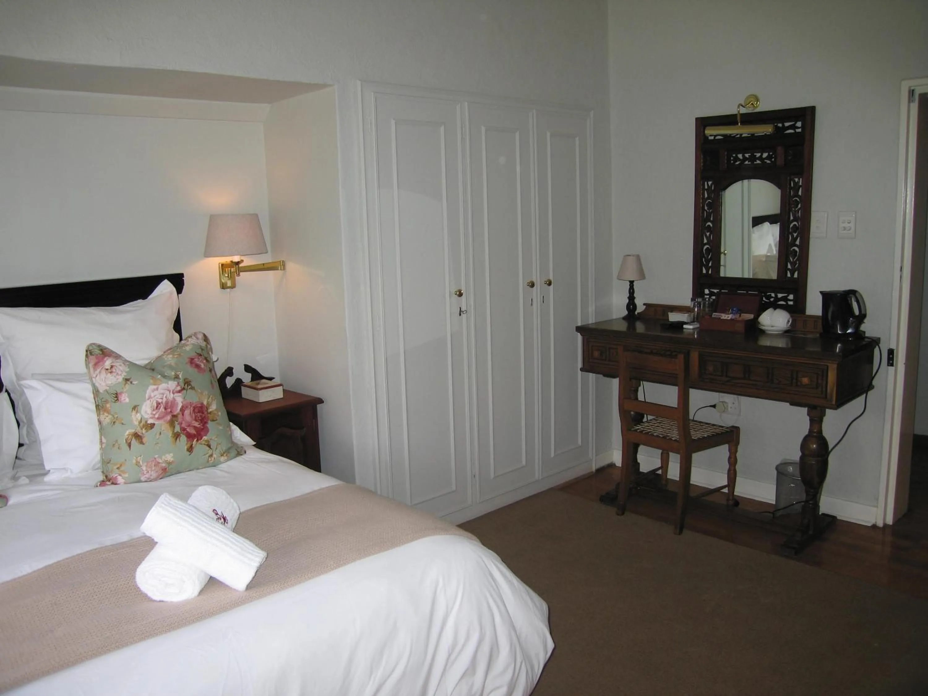 Bed in Beaufort Manor Country Lodge