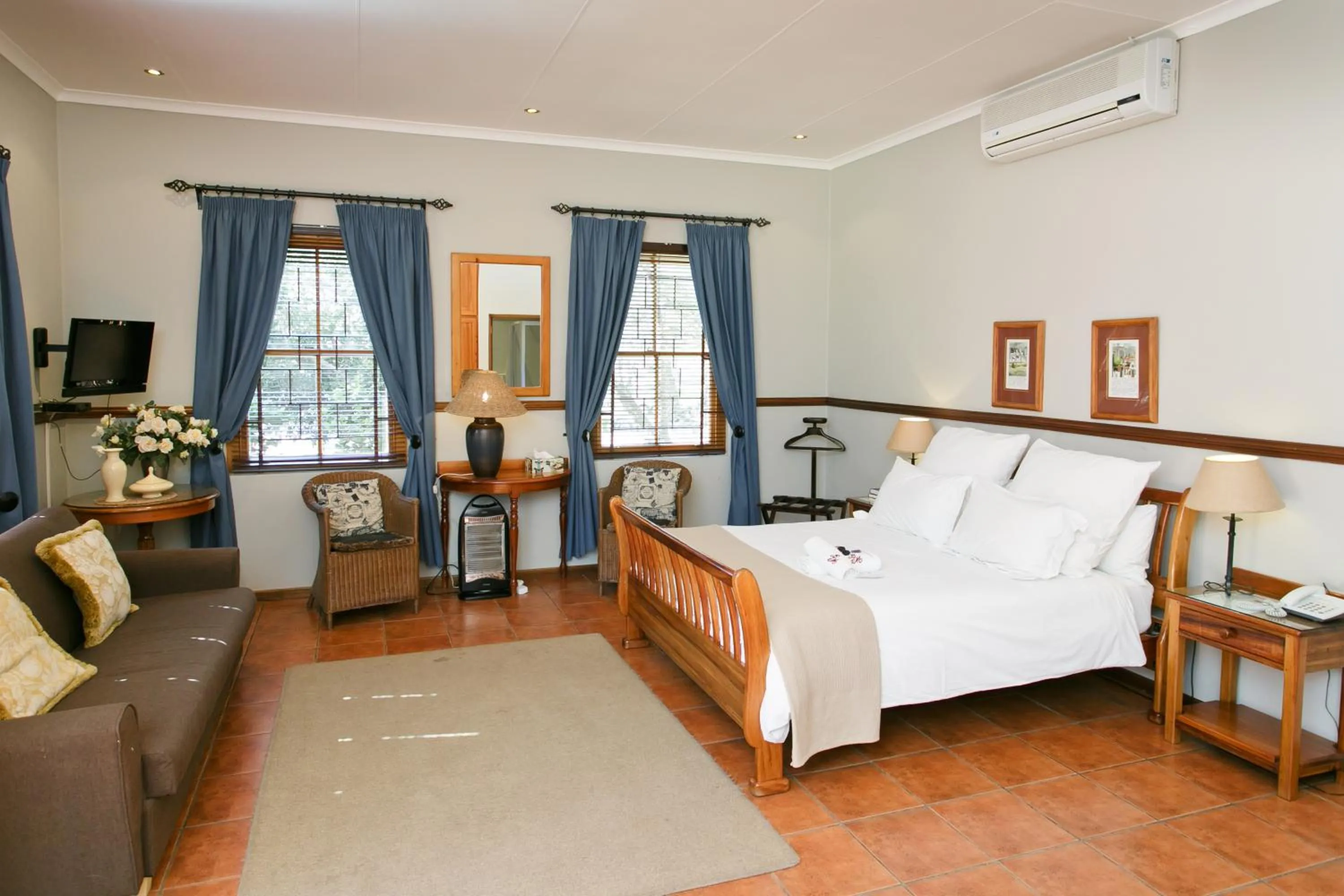 Bed in Beaufort Manor Country Lodge