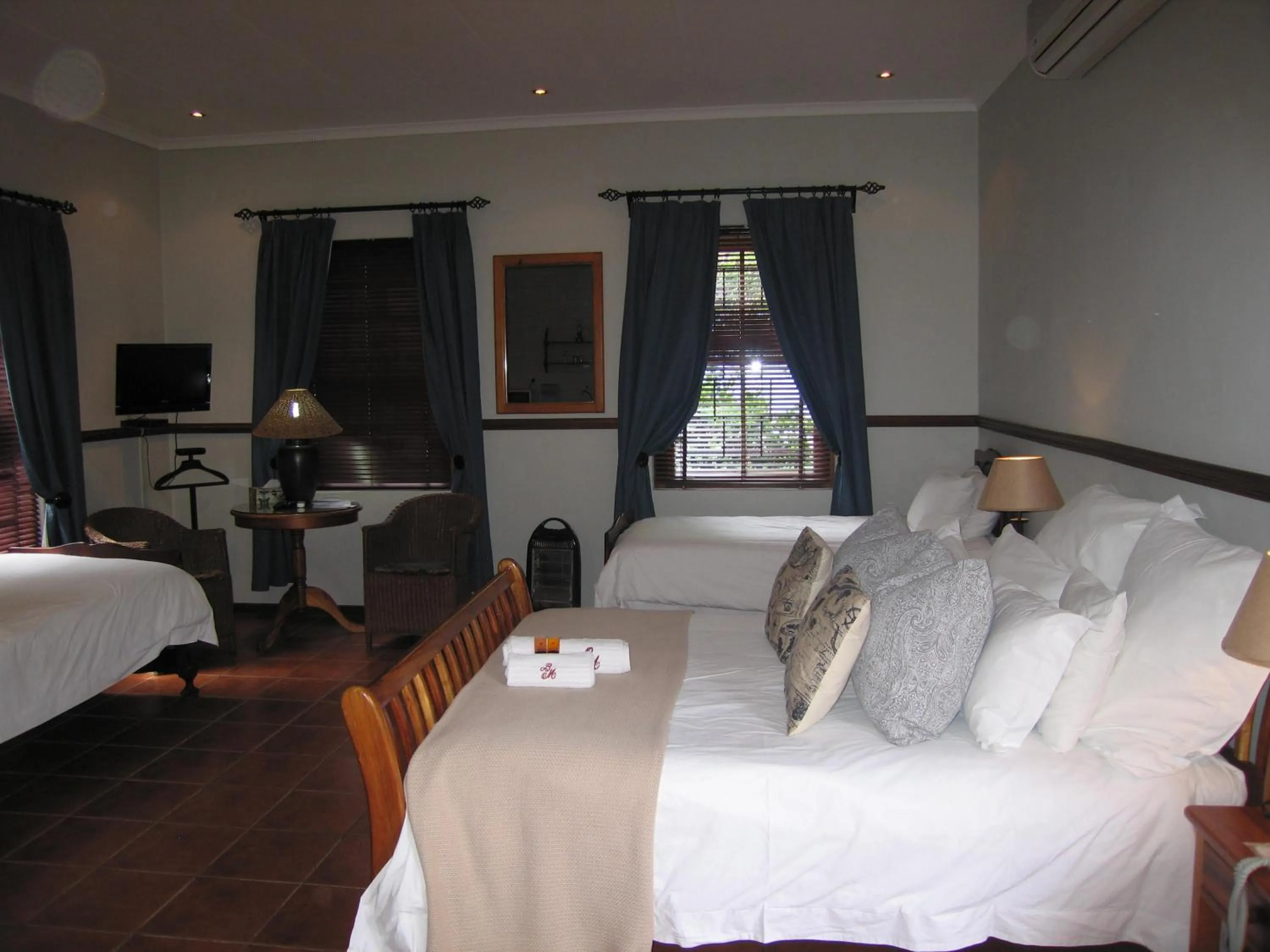 Bed in Beaufort Manor Country Lodge