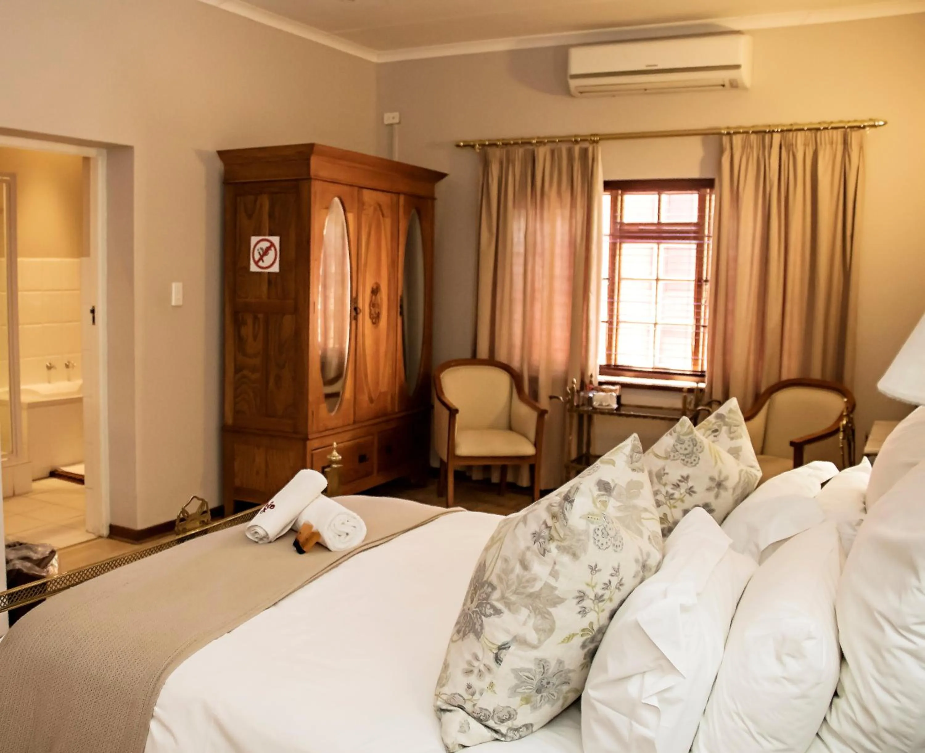 Photo of the whole room, Bed in Beaufort Manor Country Lodge