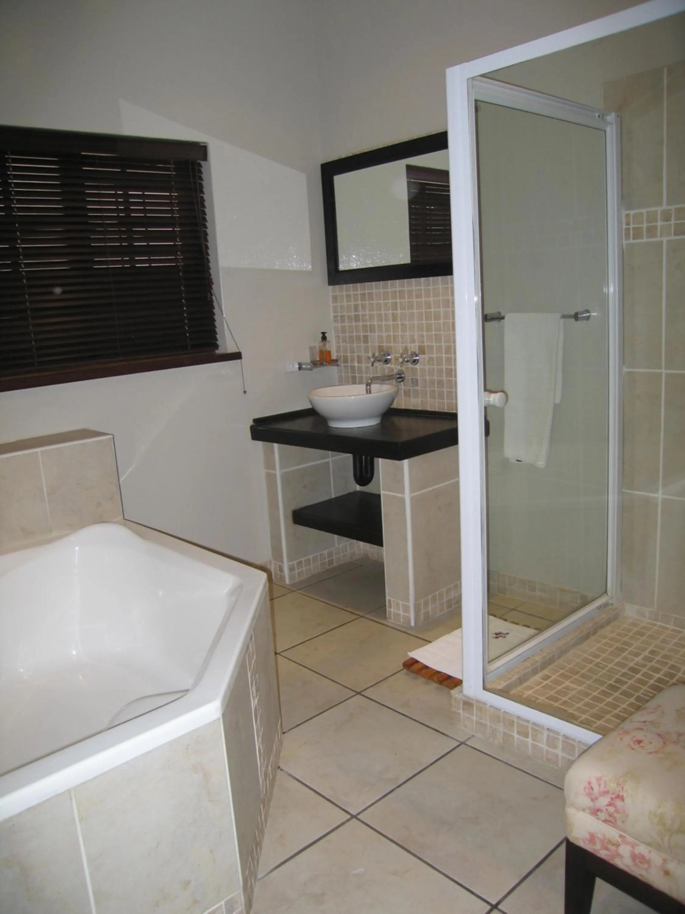 Bathroom in Beaufort Manor Country Lodge