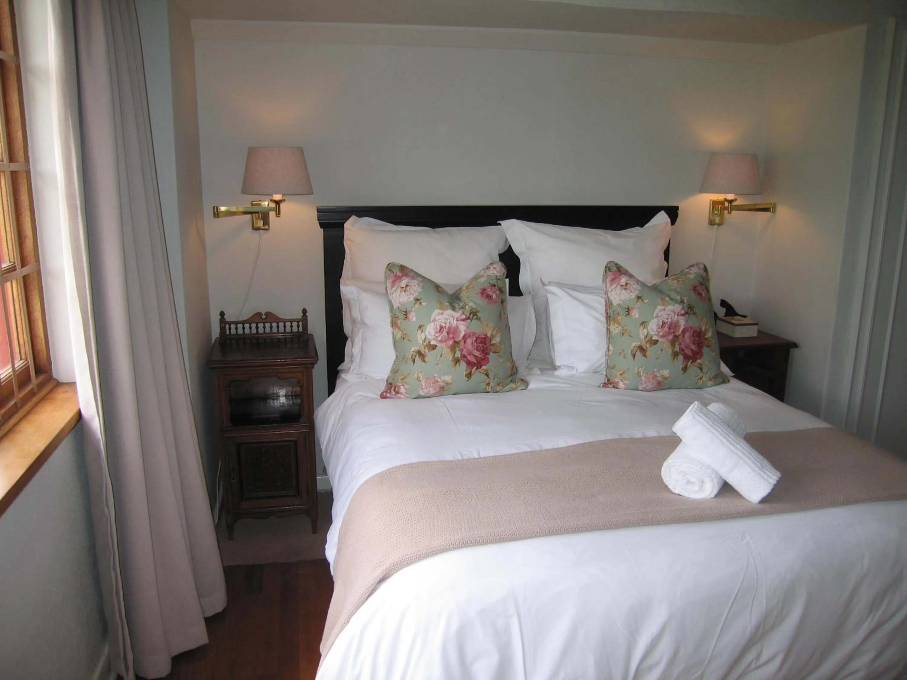 Bed in Beaufort Manor Country Lodge