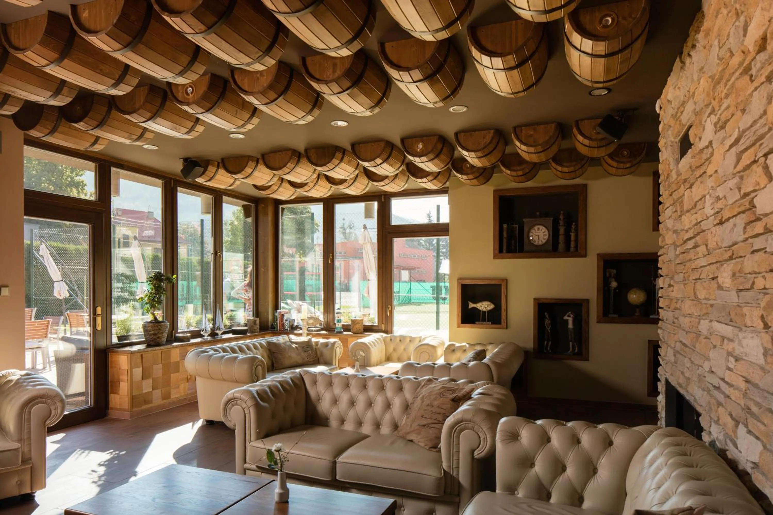 Evening entertainment in Hotel Freud