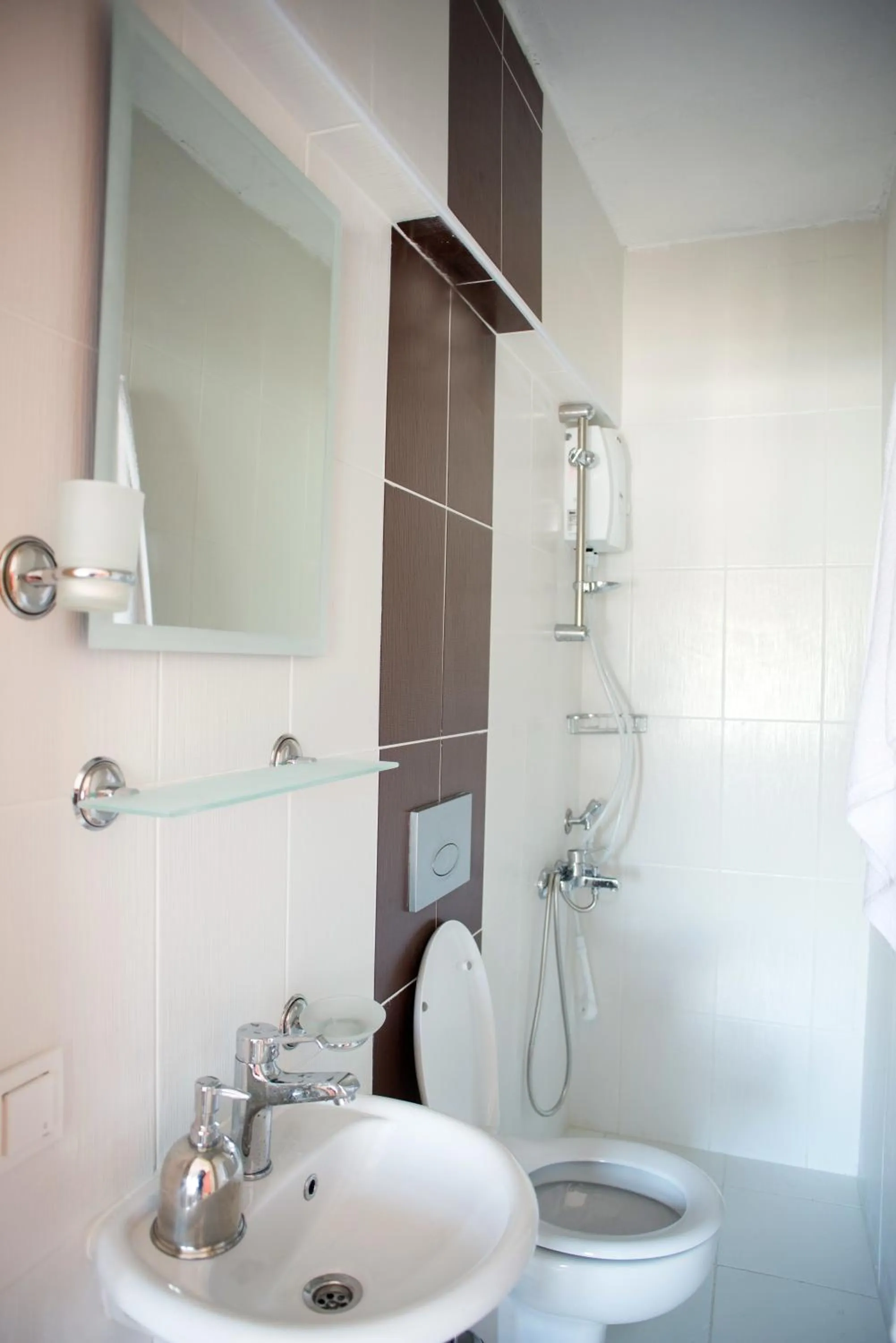 Shower in El Camino Hostel & Pub