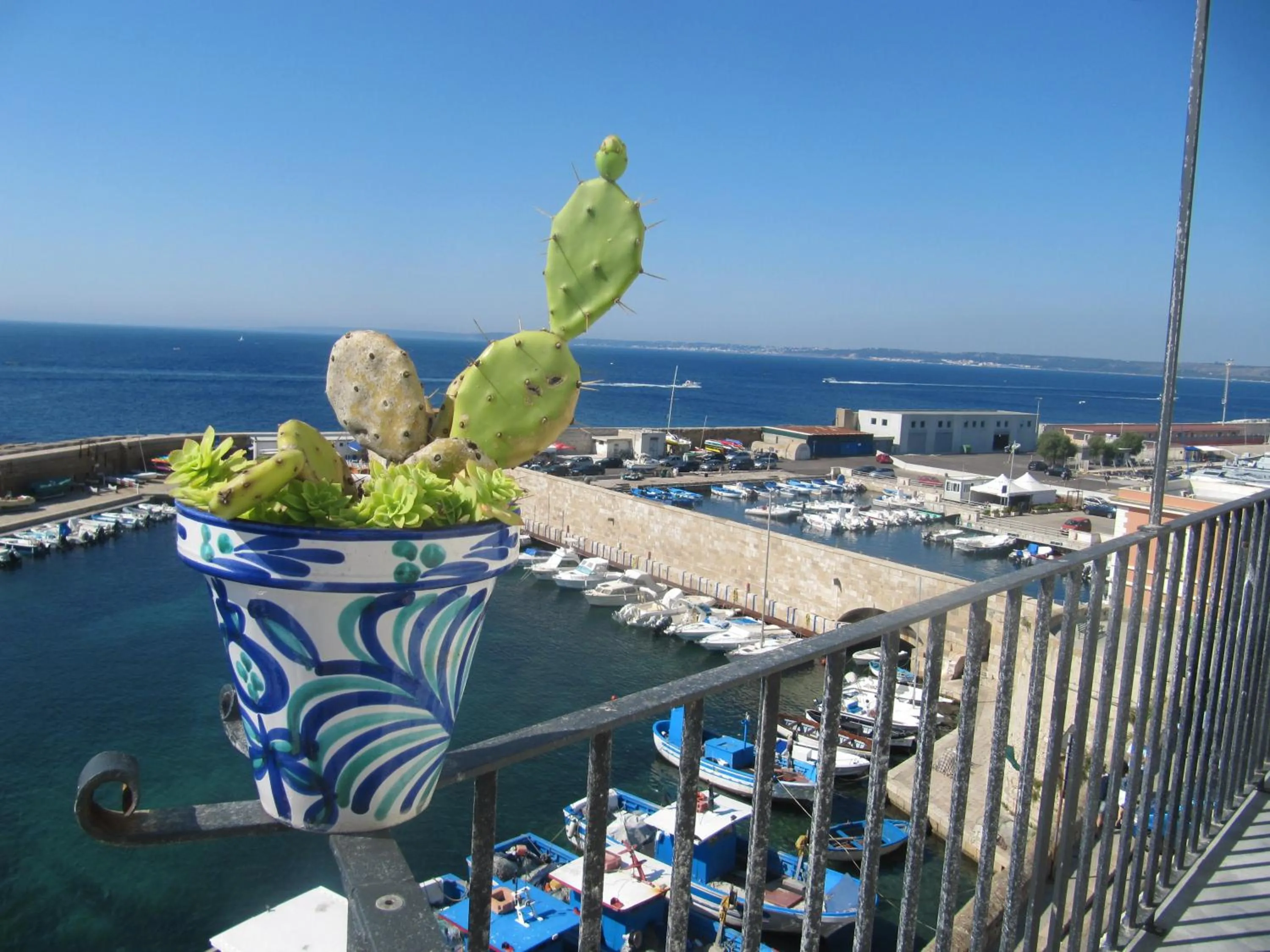 4 Balconi House-San Gregorio palazzo unico vista mare