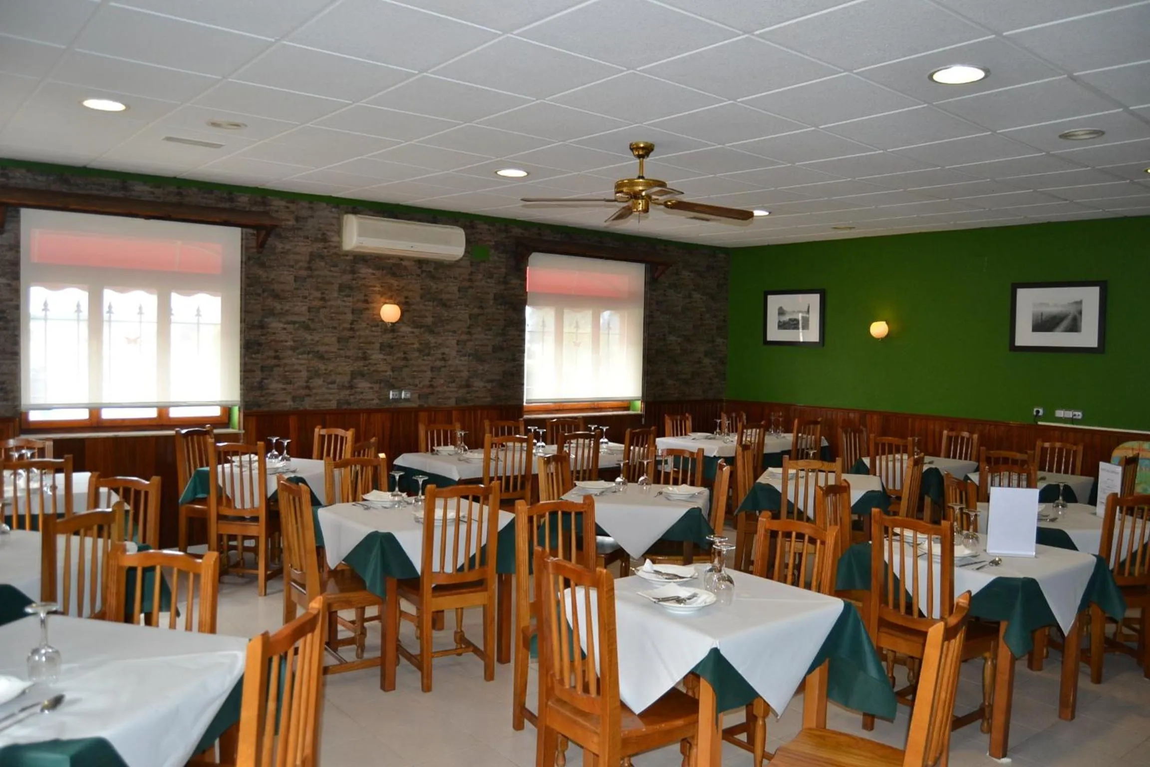 Restaurant/places to eat in Hotel Restaurante Las Camelias