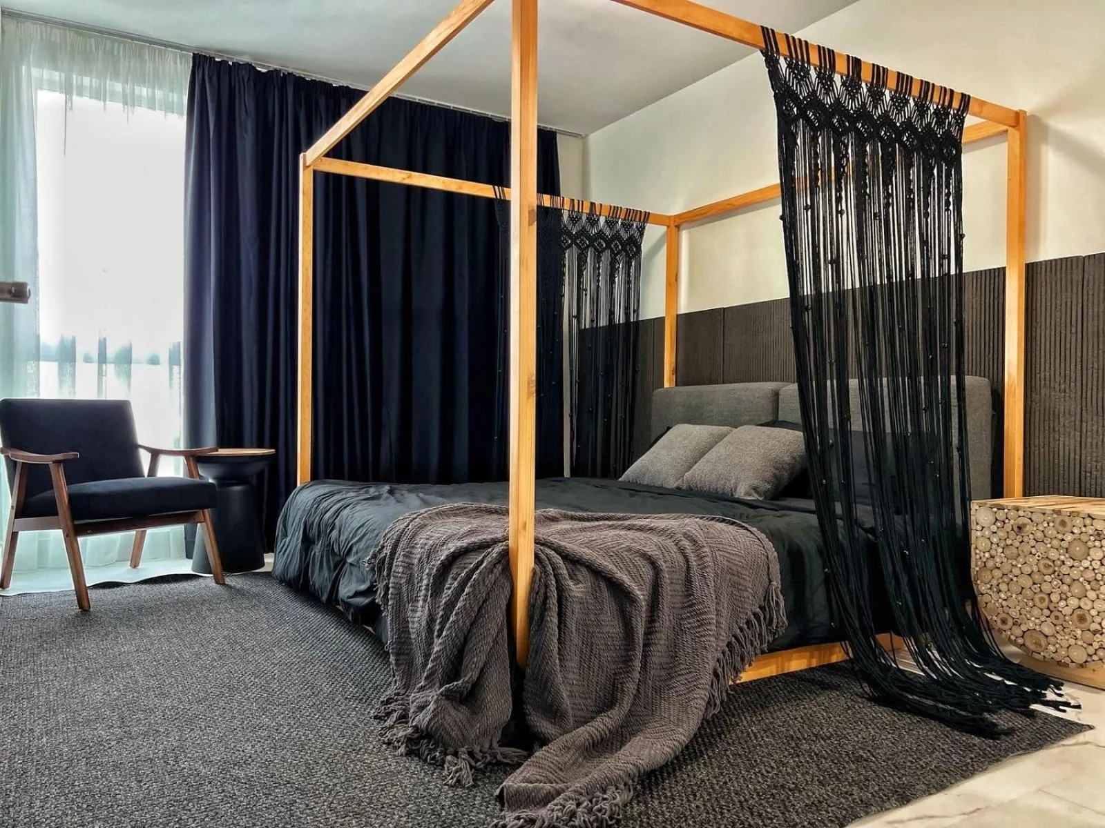 Bed in MONROE APART HOTEl