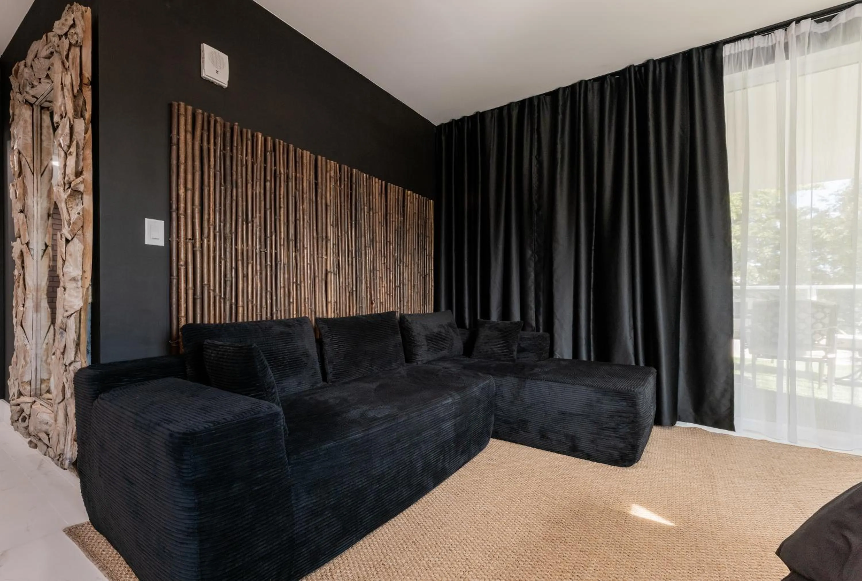 MONROE APART HOTEl