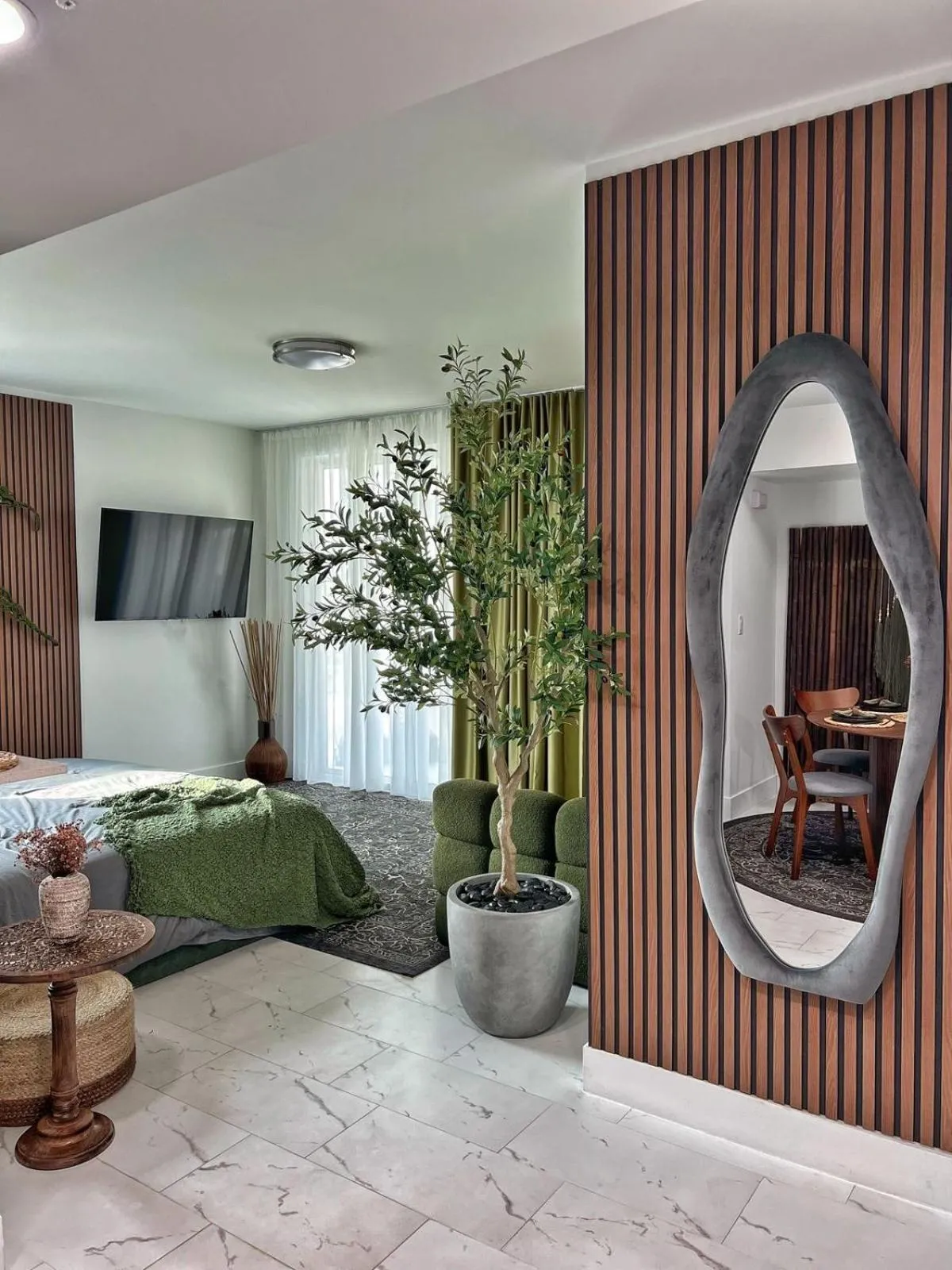 MONROE APART HOTEl