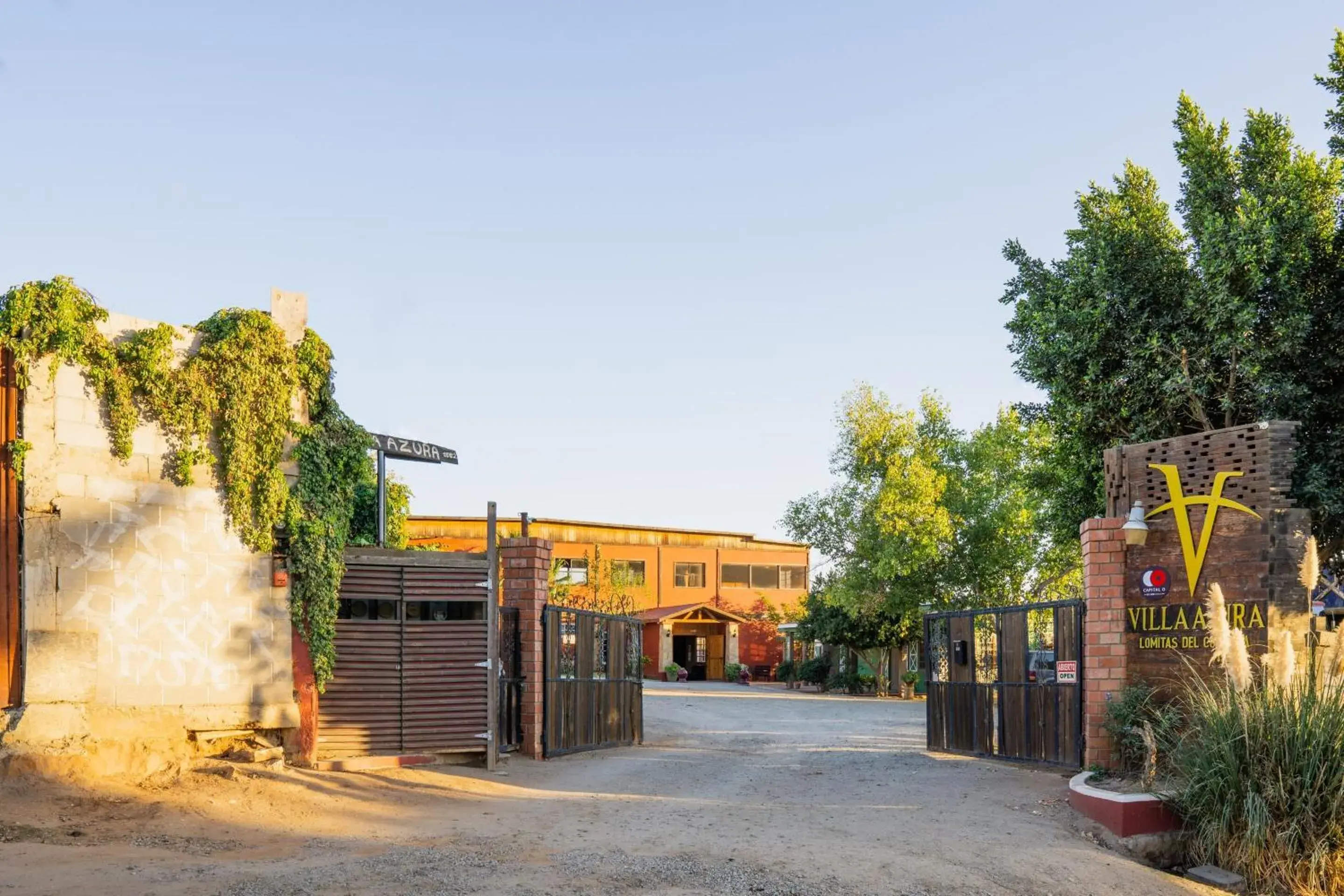 Facade/entrance in Capital O Hotel Villa Azura Facade/entrance in Capital O Hotel Villa Azura