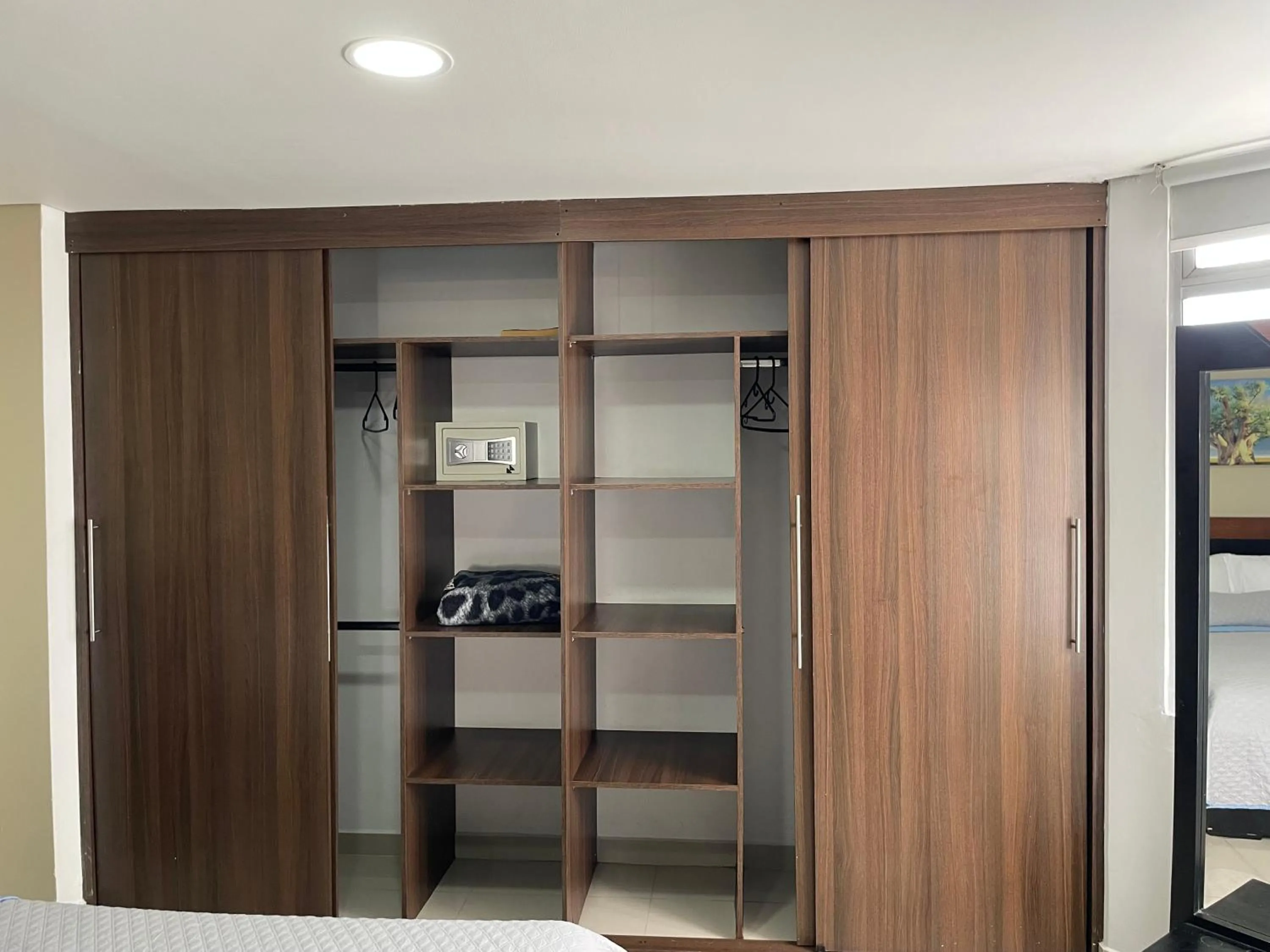 wardrobe in Ivanna Jumar ApartaHotel - Laureles Estadio
