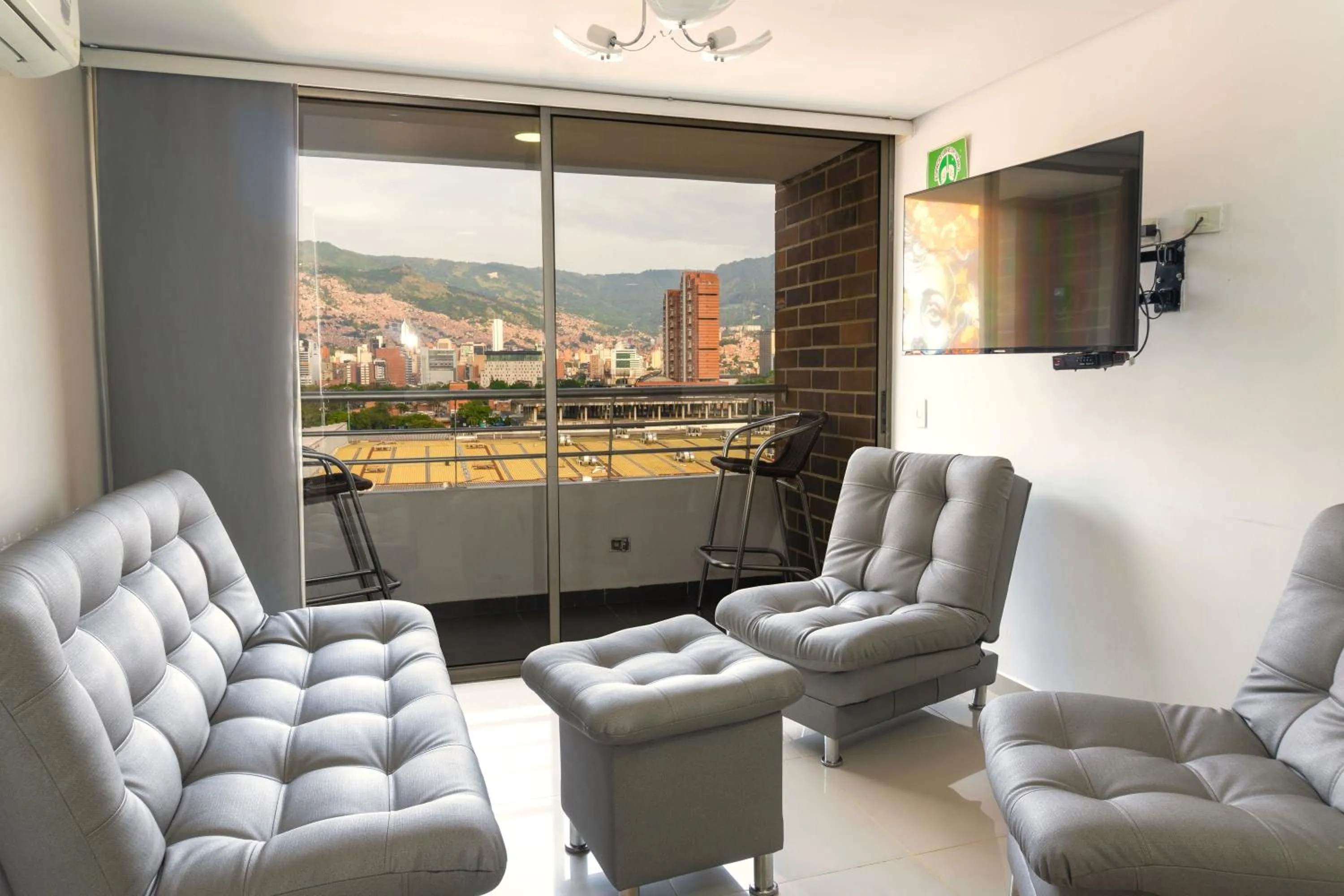 Balcony/Terrace in Ivanna Jumar ApartaHotel - Laureles Estadio