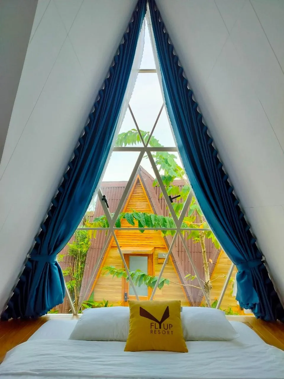Garden view, Bed in Fly Up Resort
