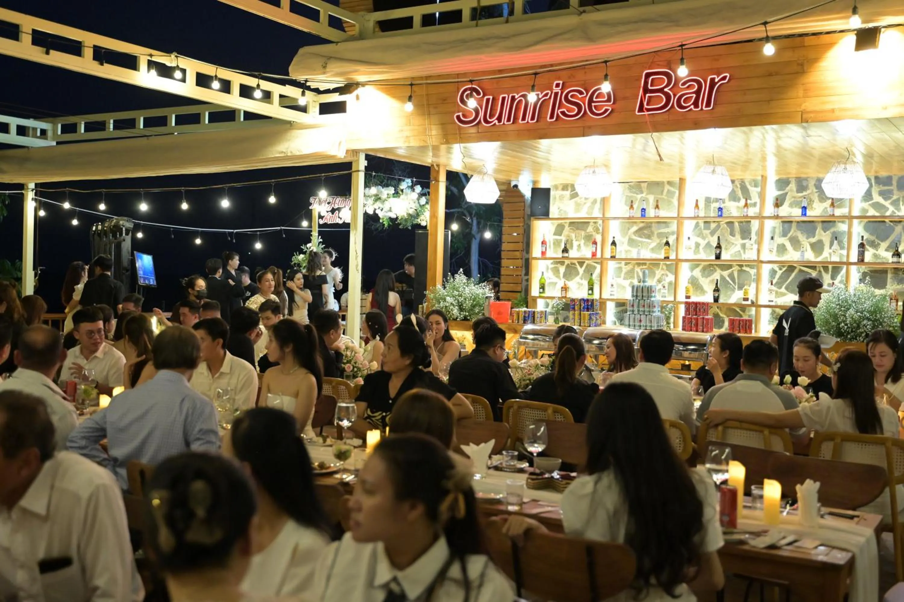 Restaurant/places to eat in Fly Up Resort