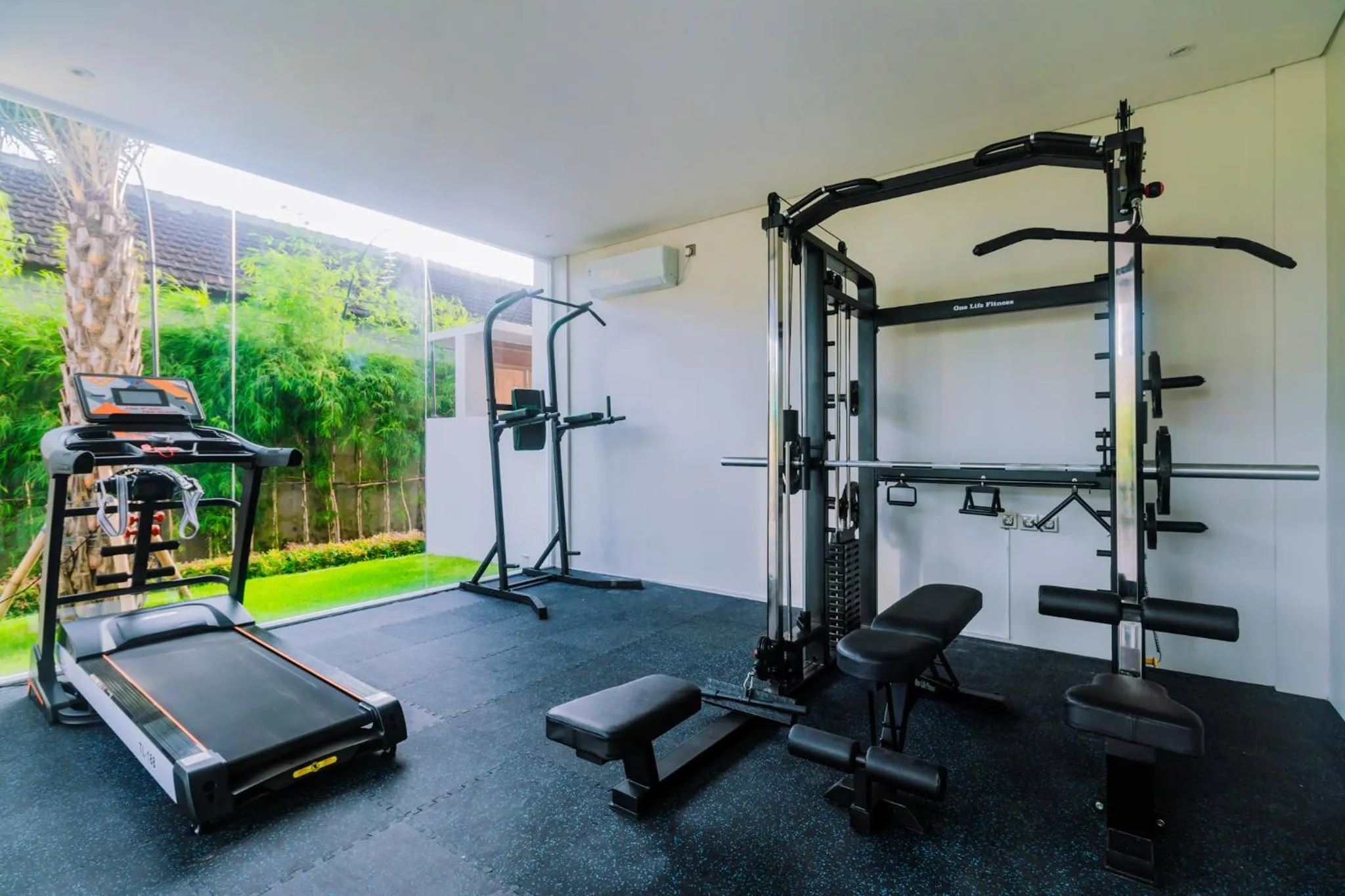 Fitness centre/facilities in Campbar 4 by AGATA