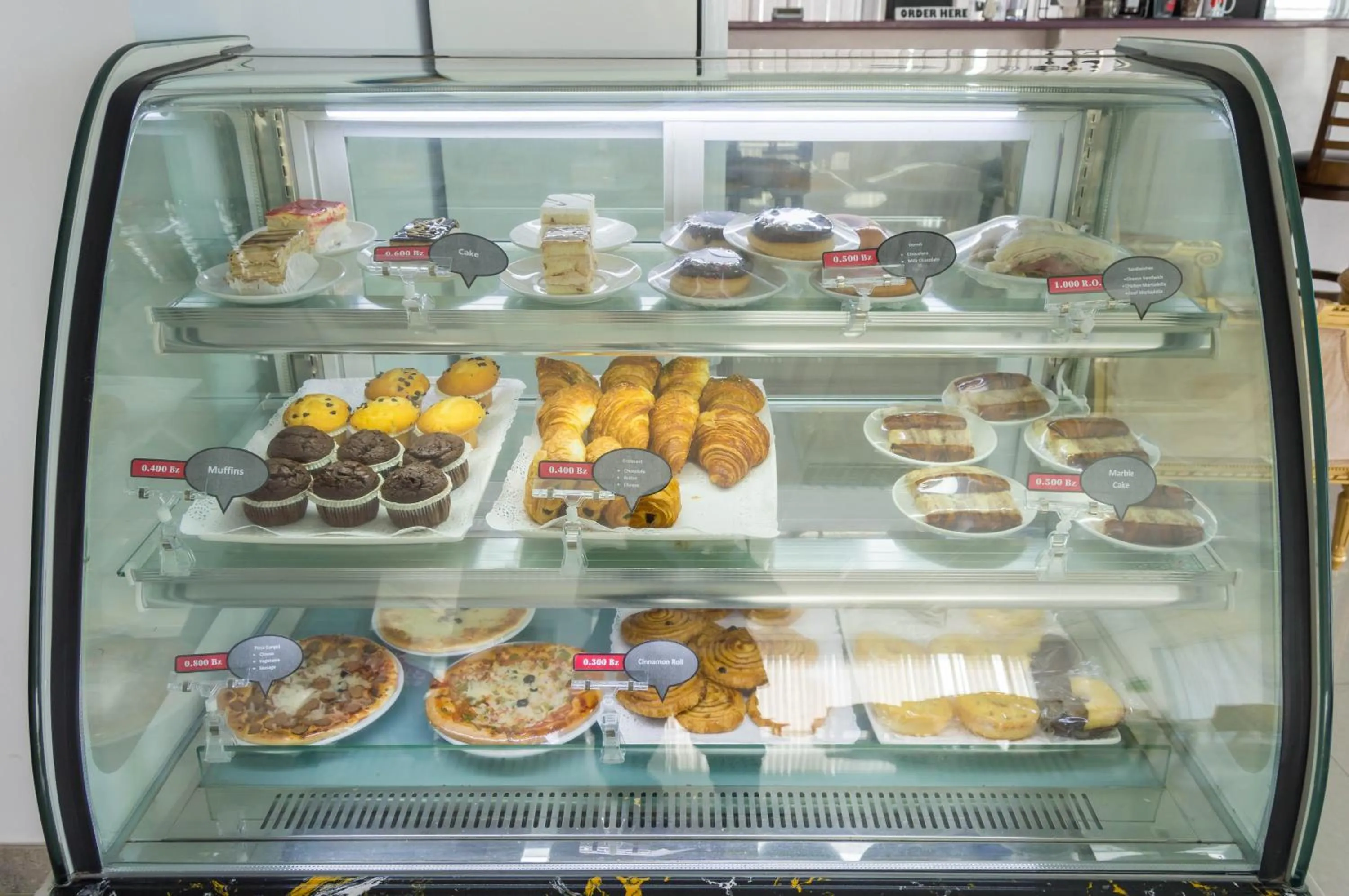 Food and drinks in Alhattali Hotel