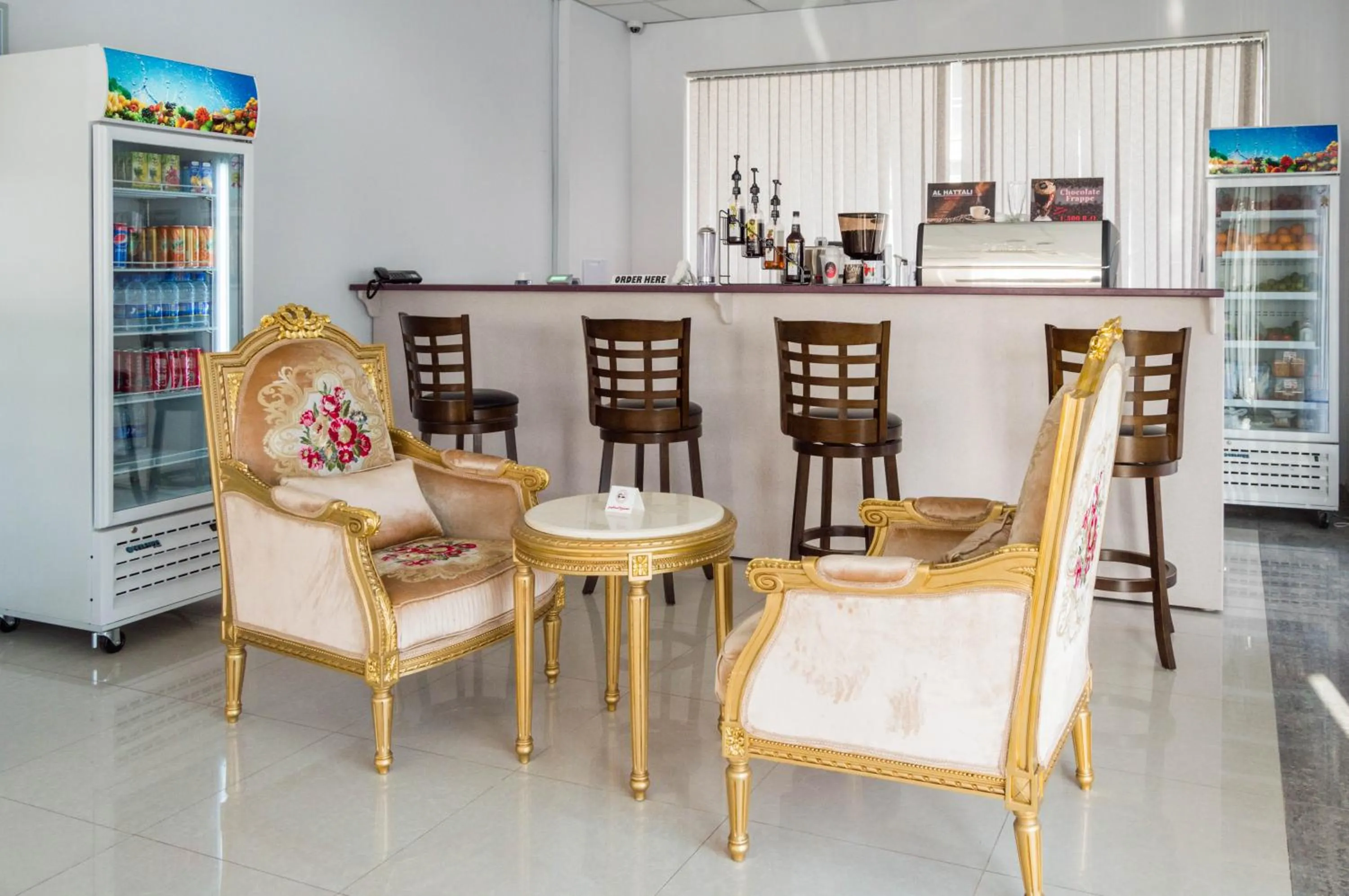 Coffee/tea facilities in Alhattali Hotel