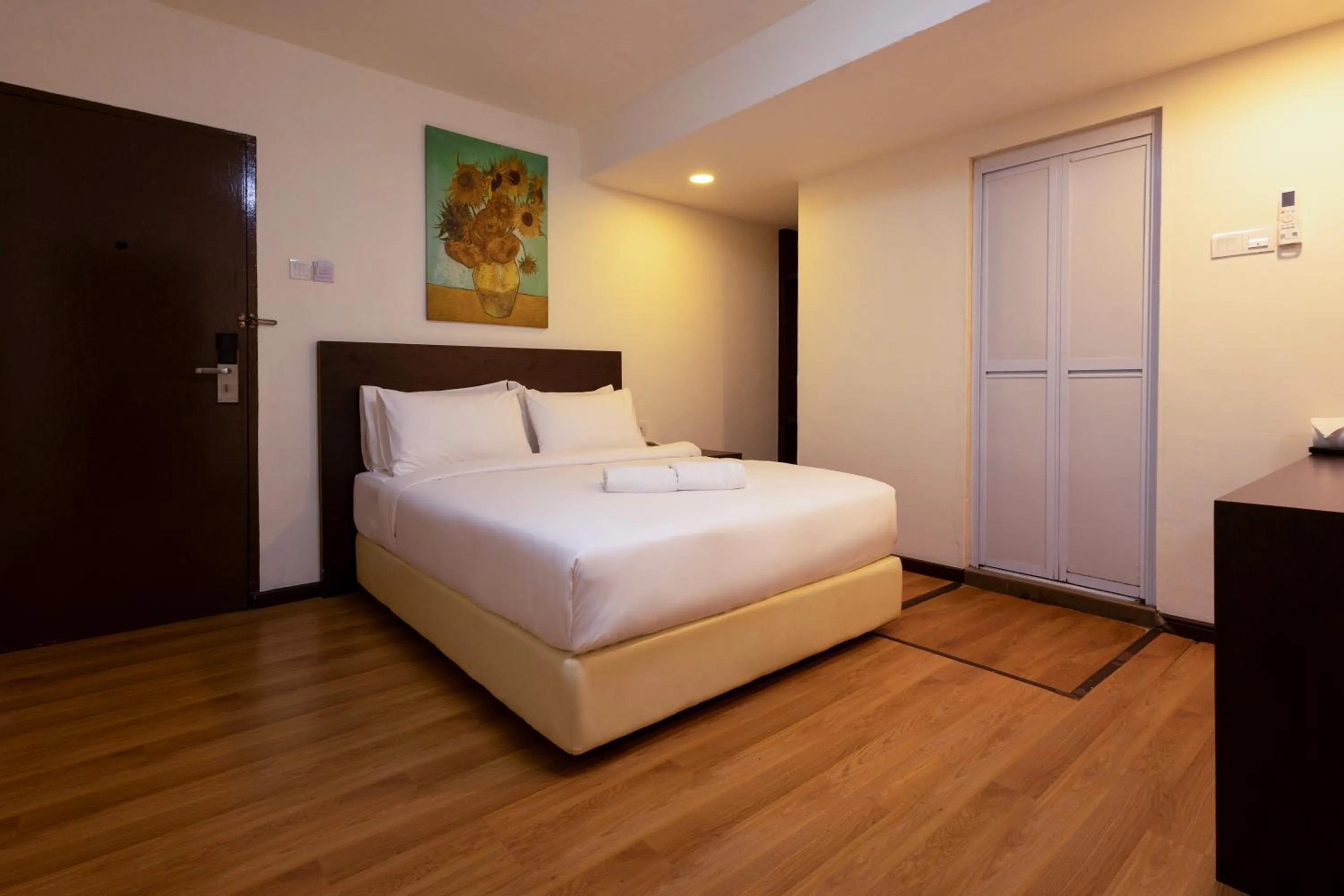 Photo of the whole room, Bed in De Swift Hotel