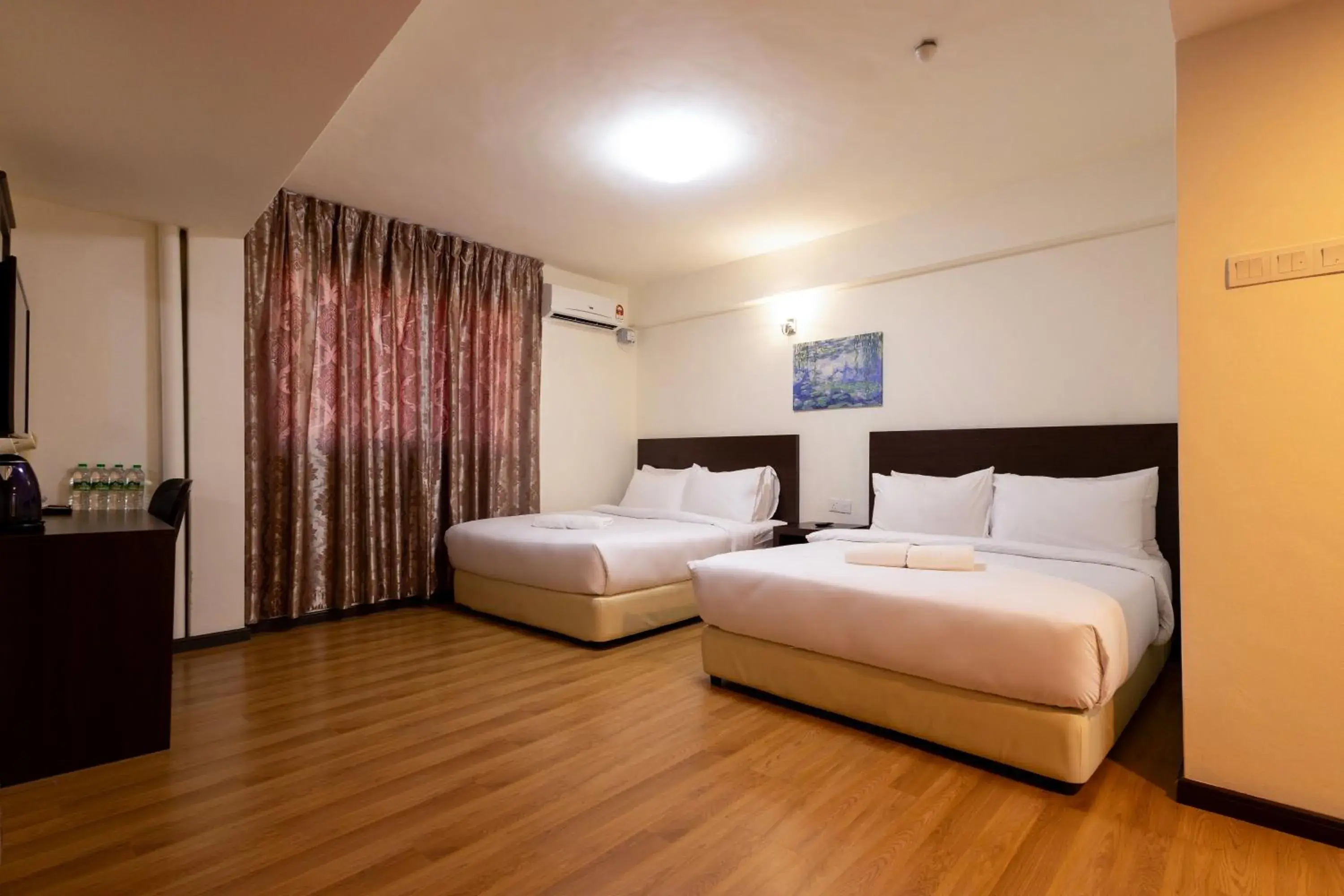 Photo of the whole room, Bed in De Swift Hotel Photo of the whole room, Bed in De Swift Hotel