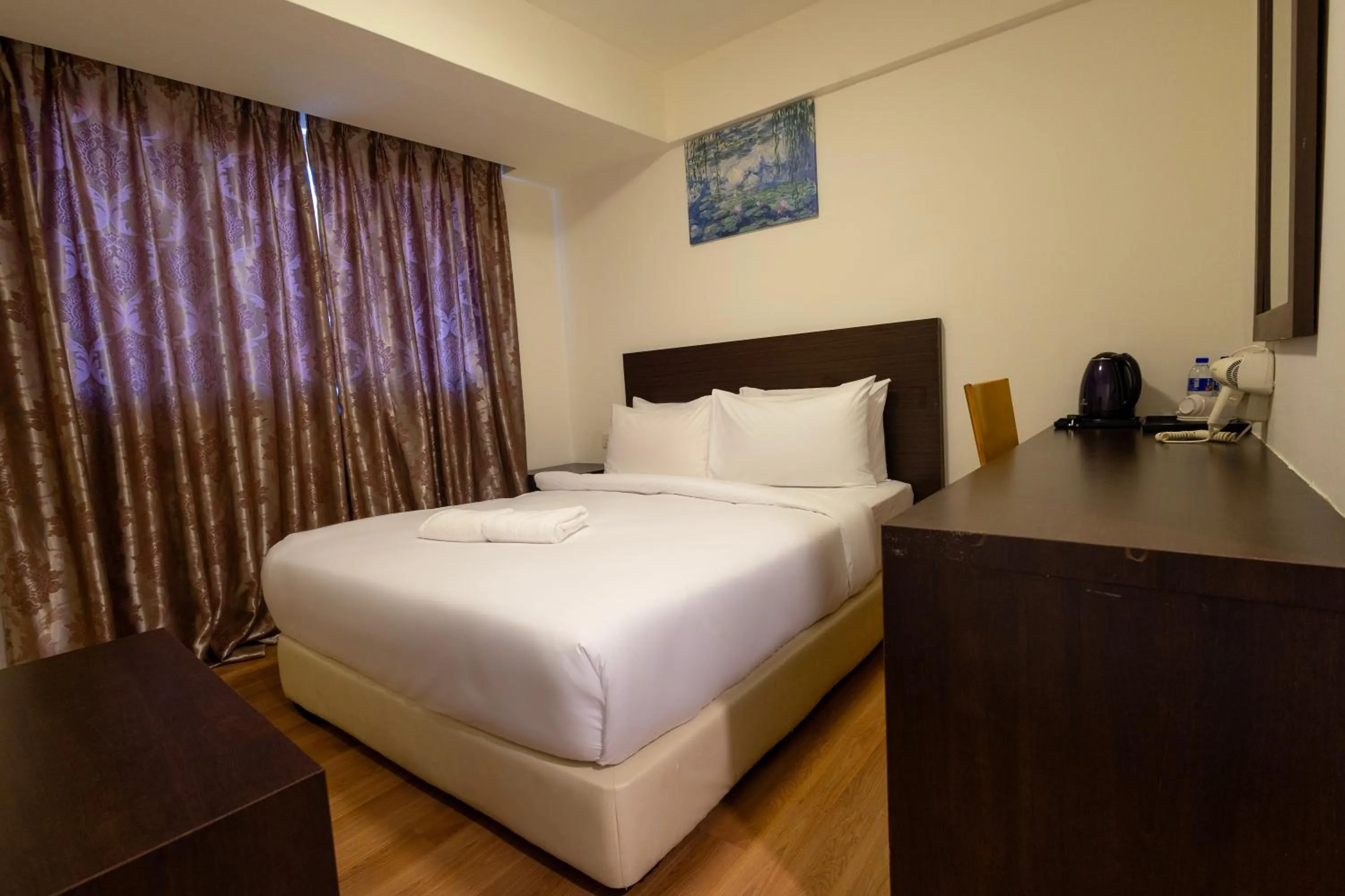 Photo of the whole room, Bed in De Swift Hotel