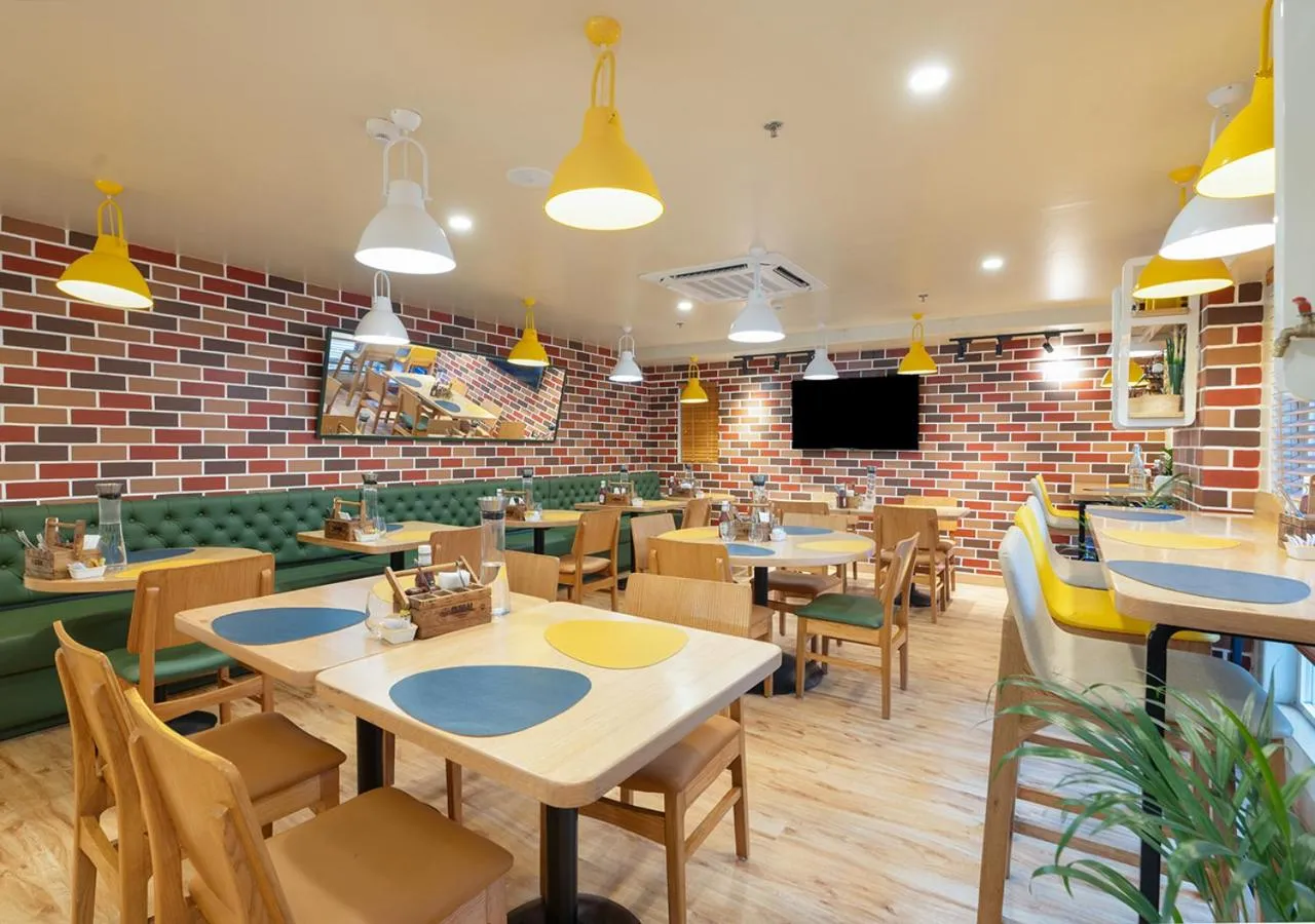 Restaurant/places to eat in Bloom Hotel Saki Vihar Powai