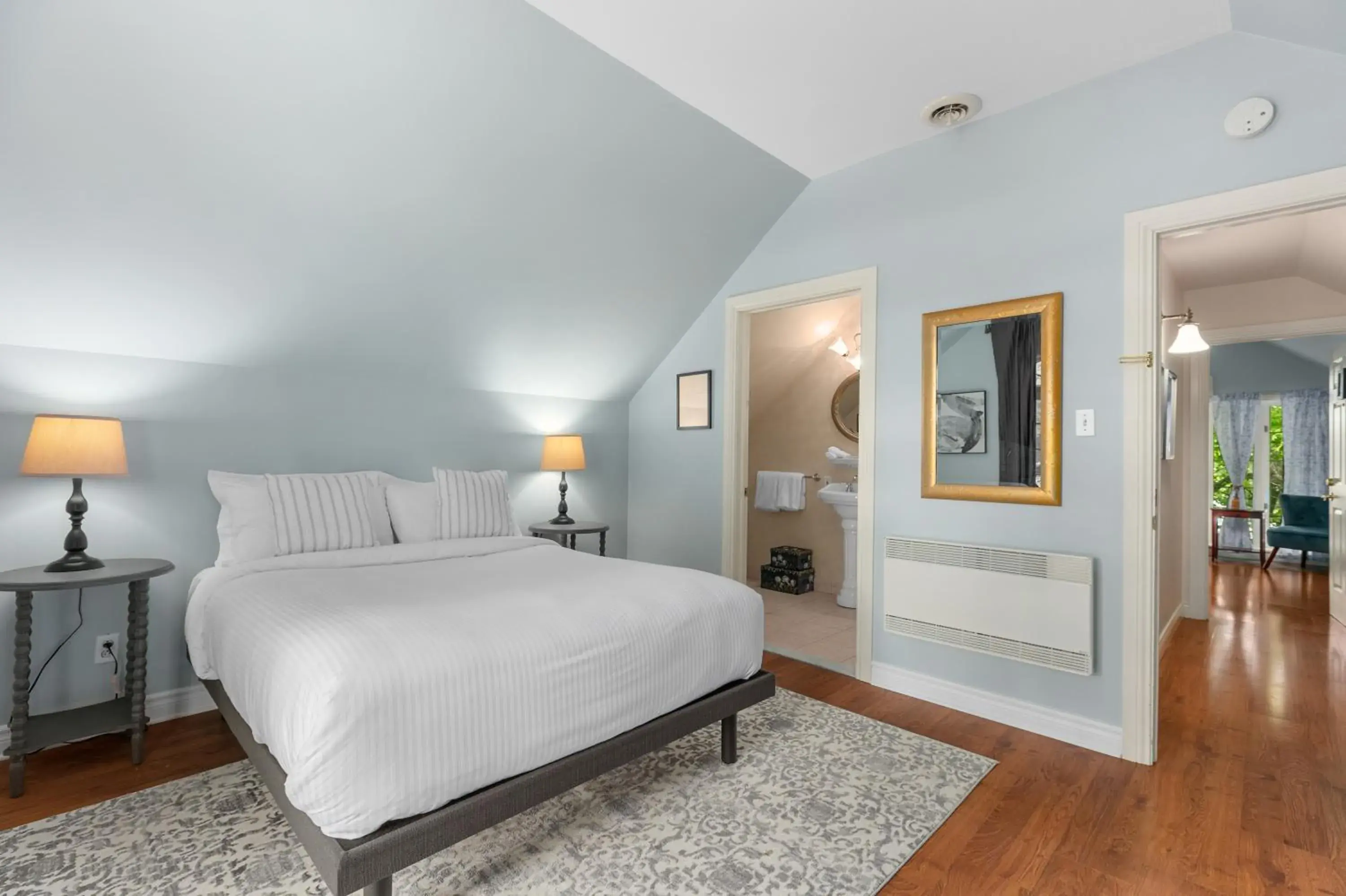 Queen Room in Manoir Sweetsburg Queen Room in Manoir Sweetsburg