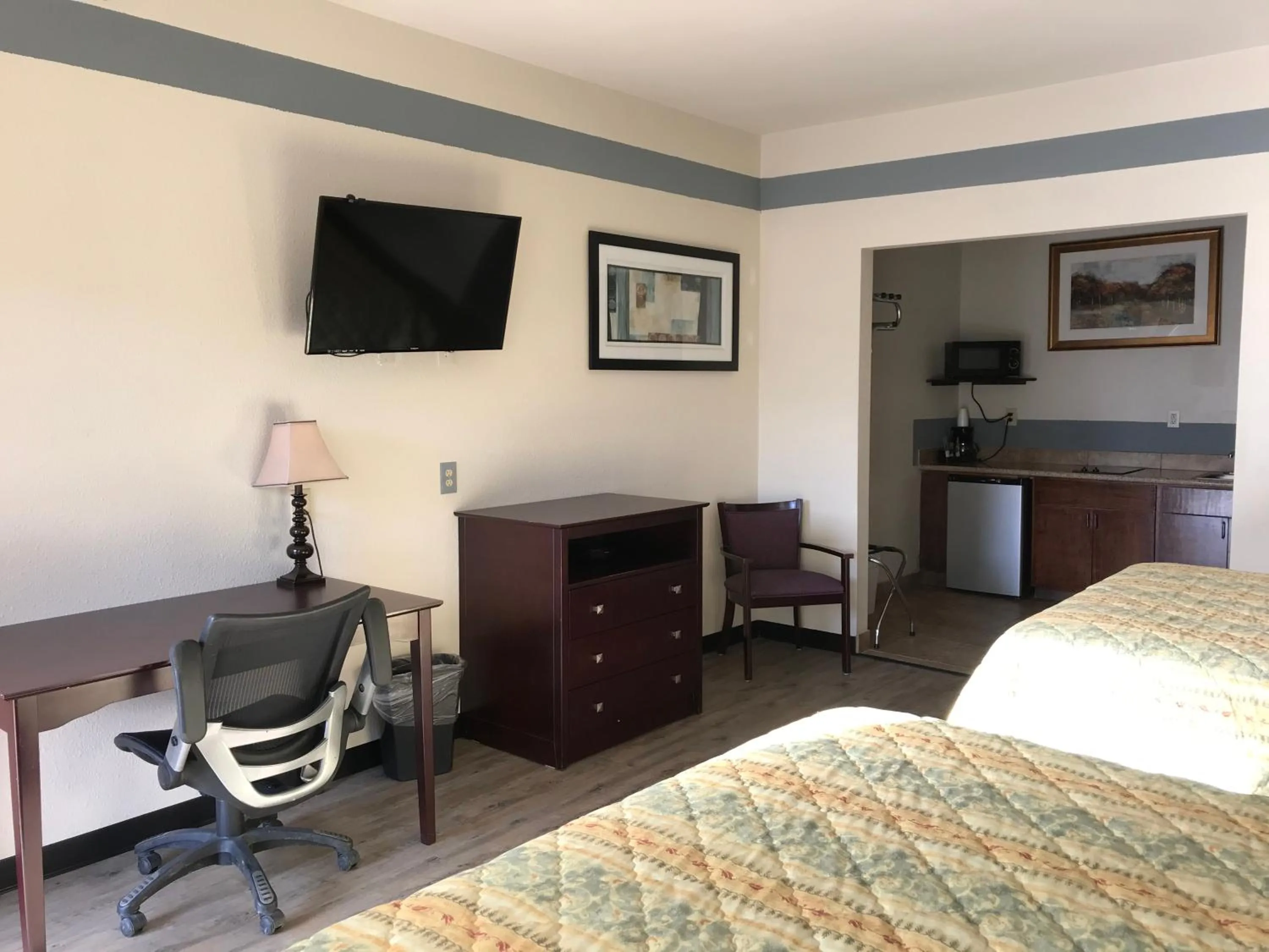 Photo of the whole room, Bed in Big Lake Inn and Suites