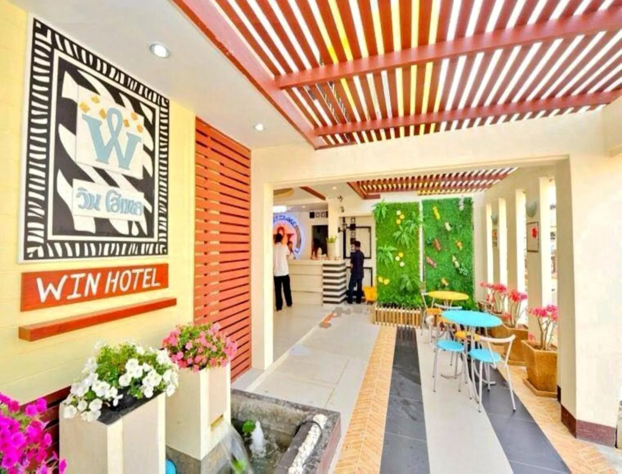 Facade/entrance in Win Hotel Phayao Facade/entrance in Win Hotel Phayao