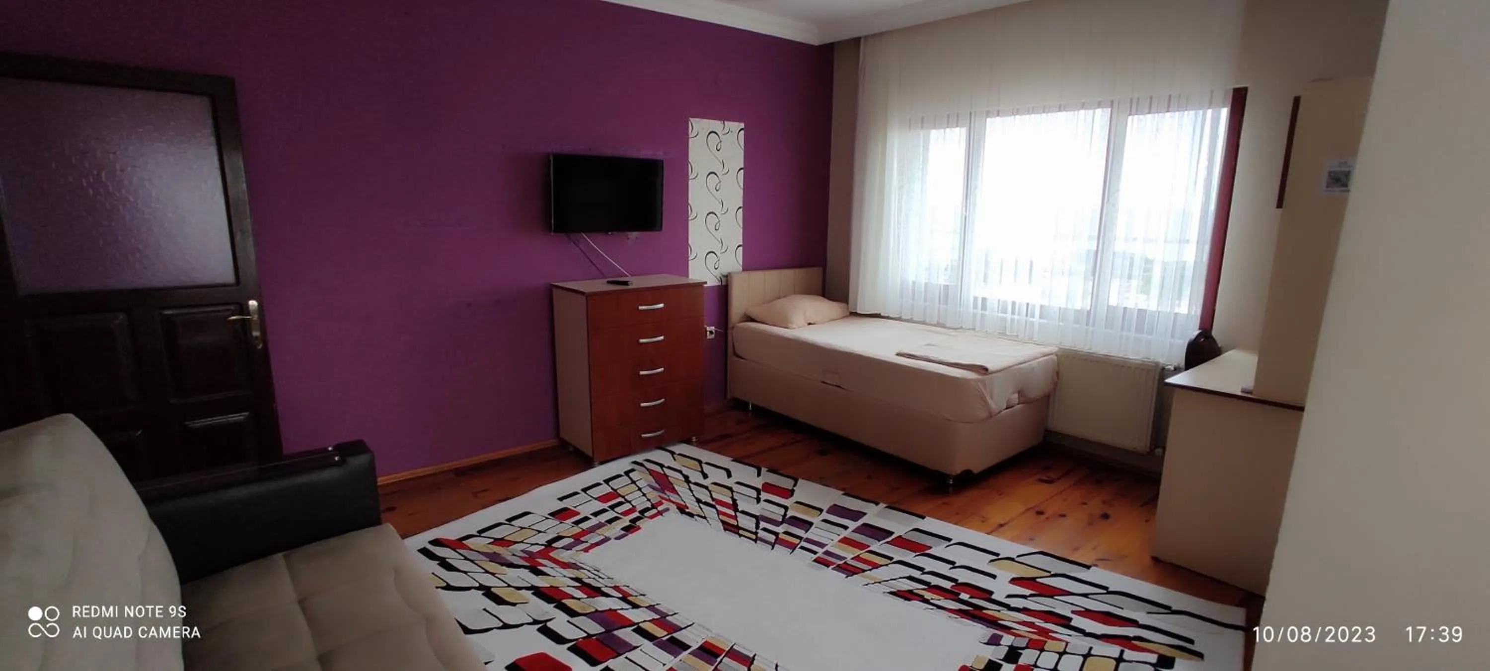 Communal lounge/ TV room in Kule Apart