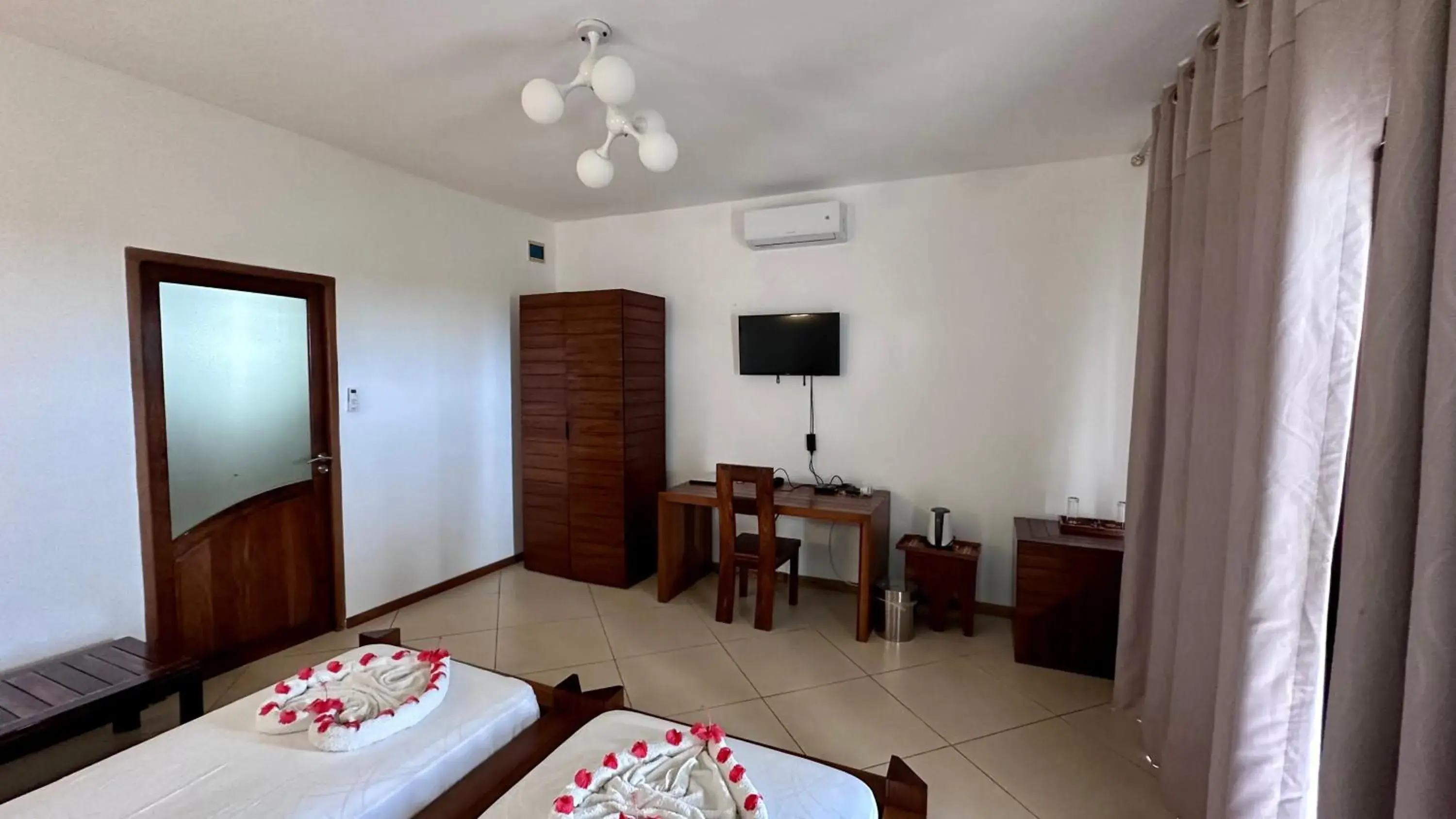 Twin Room with Sea View in Hotel Mahita Tsara Twin Room with Sea View in Hotel Mahita Tsara