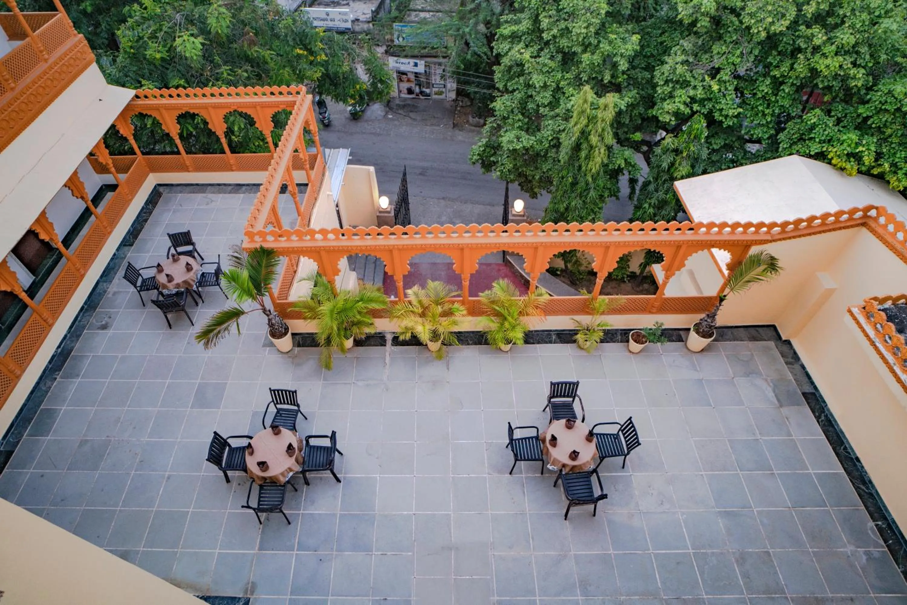 Restaurant/places to eat in The Lavitra Lakeview Hotel